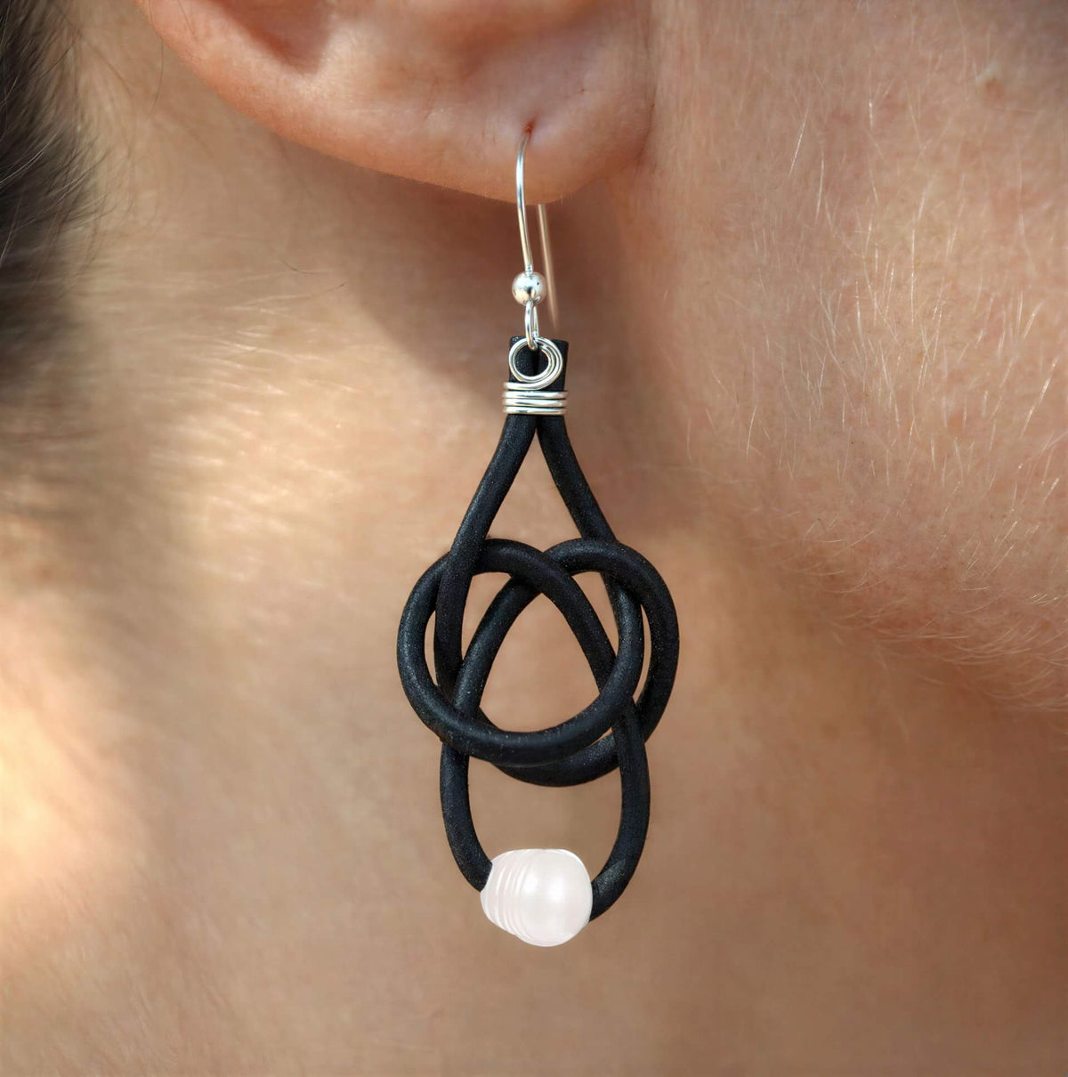Witte zoetwater parel oorbellen met zwart leer en sterling zilver (925) hangend in oor | Black Leather Pearl White