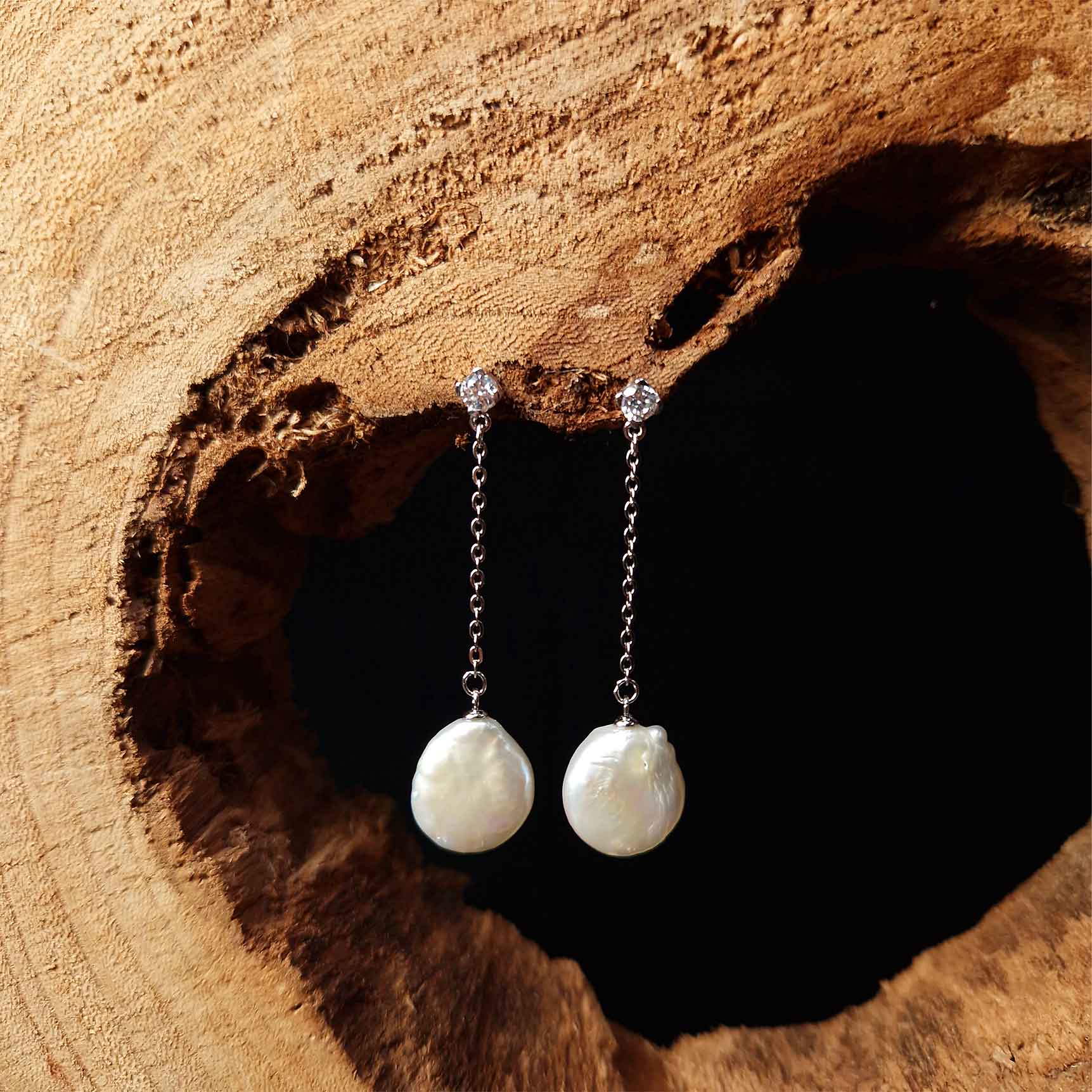Zoetwater parel oorbellen met witte coin parels, stras steentje en sterling zilver (925) met.achtergrond hout | set Bling Dangling Coin Pearl