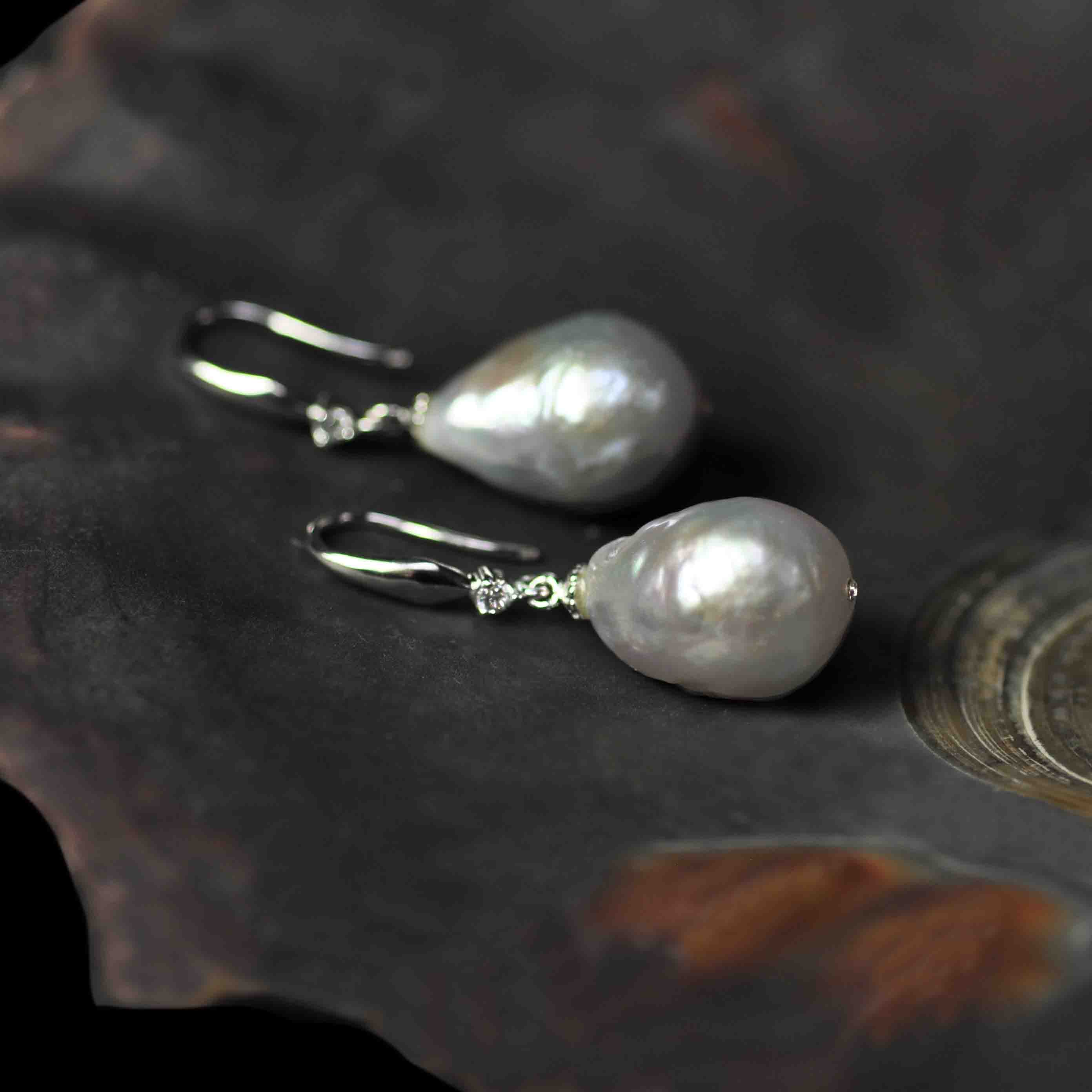 Grijze zoetwater parel oorbellen met sterling zilveren oorbelhaakjes en stras steentje liggend in schelp | Bling Kasumi Grey Pearl