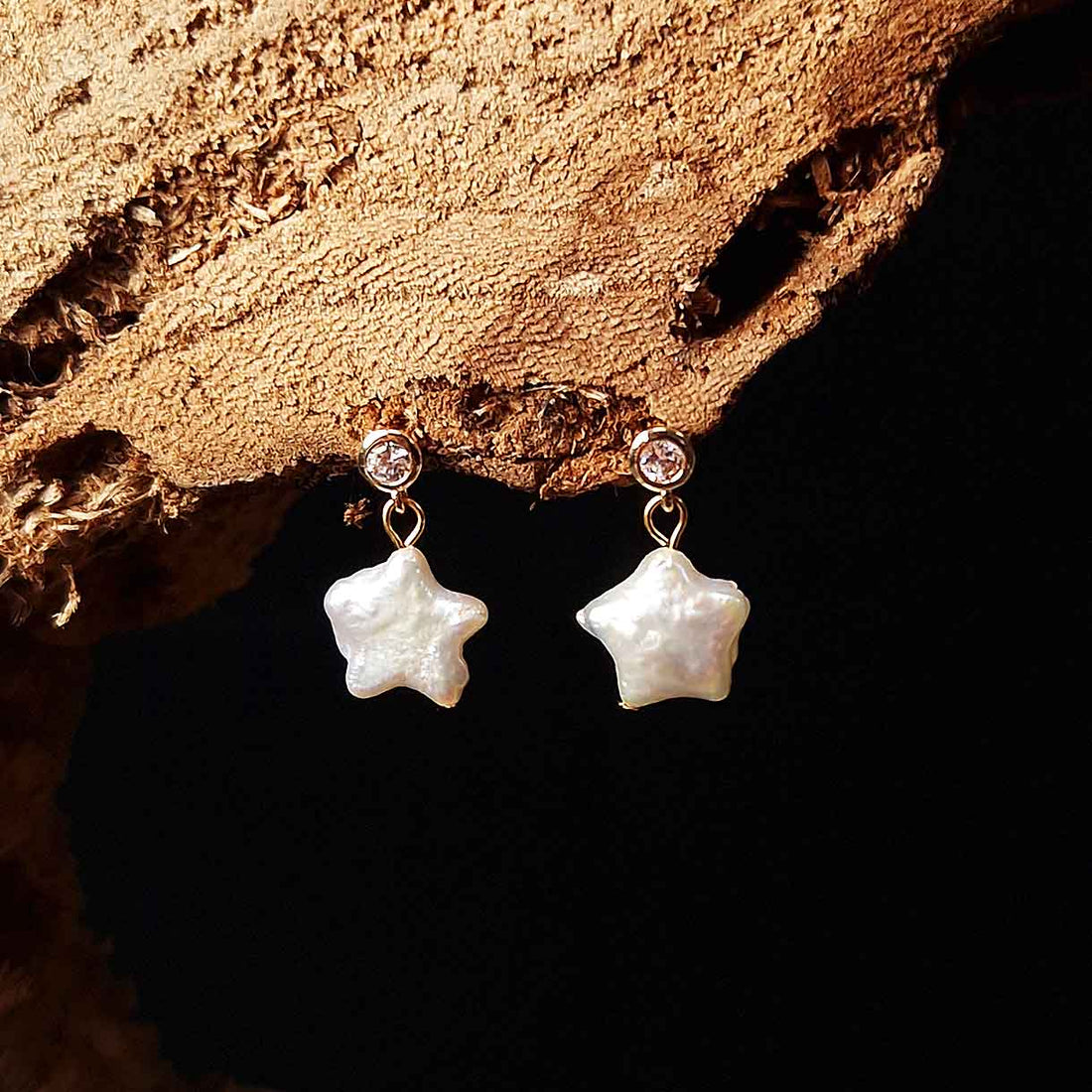 Zoetwater parel oorbellen met ster parel en stras steentje hangend aan hout | Bling Pearl Star Gold