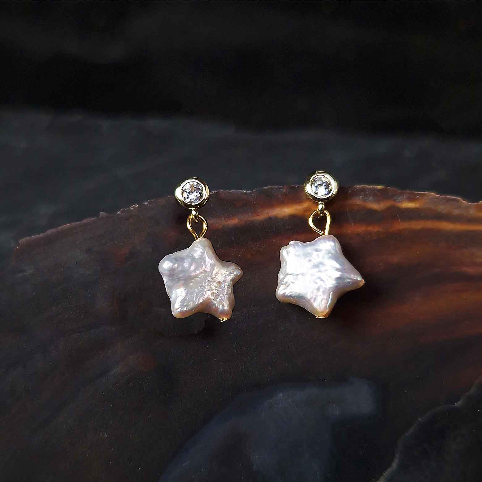 Zoetwater parel oorbellen met ster parel en stras steentje hangend in schelp | Bling Pearl Star Gold