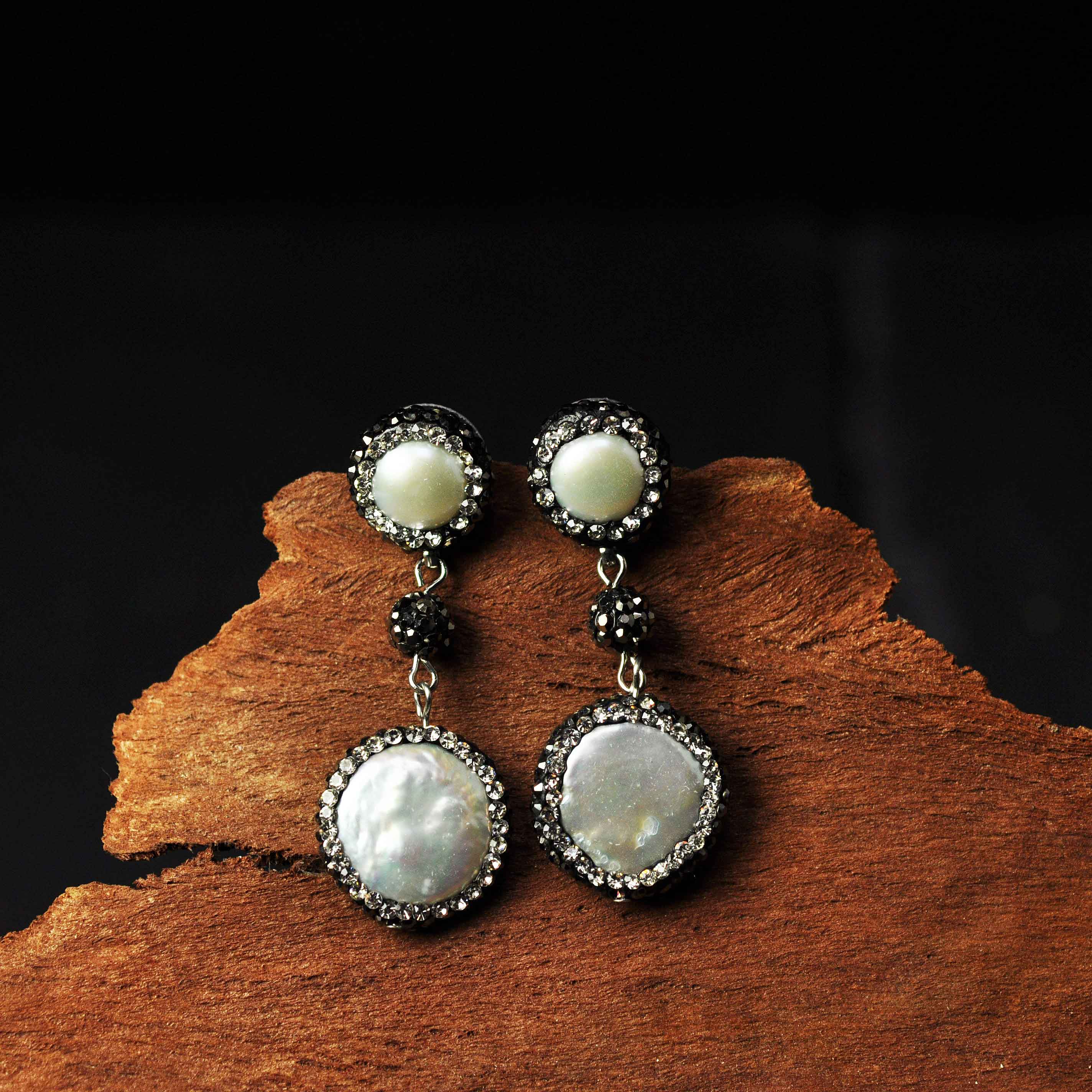 Lange zoetwater parel oorbellen met witte parels en stras steentjes en sterling zilver (925) hangend aan bruin hout | Bright Pearl Dangling Coin