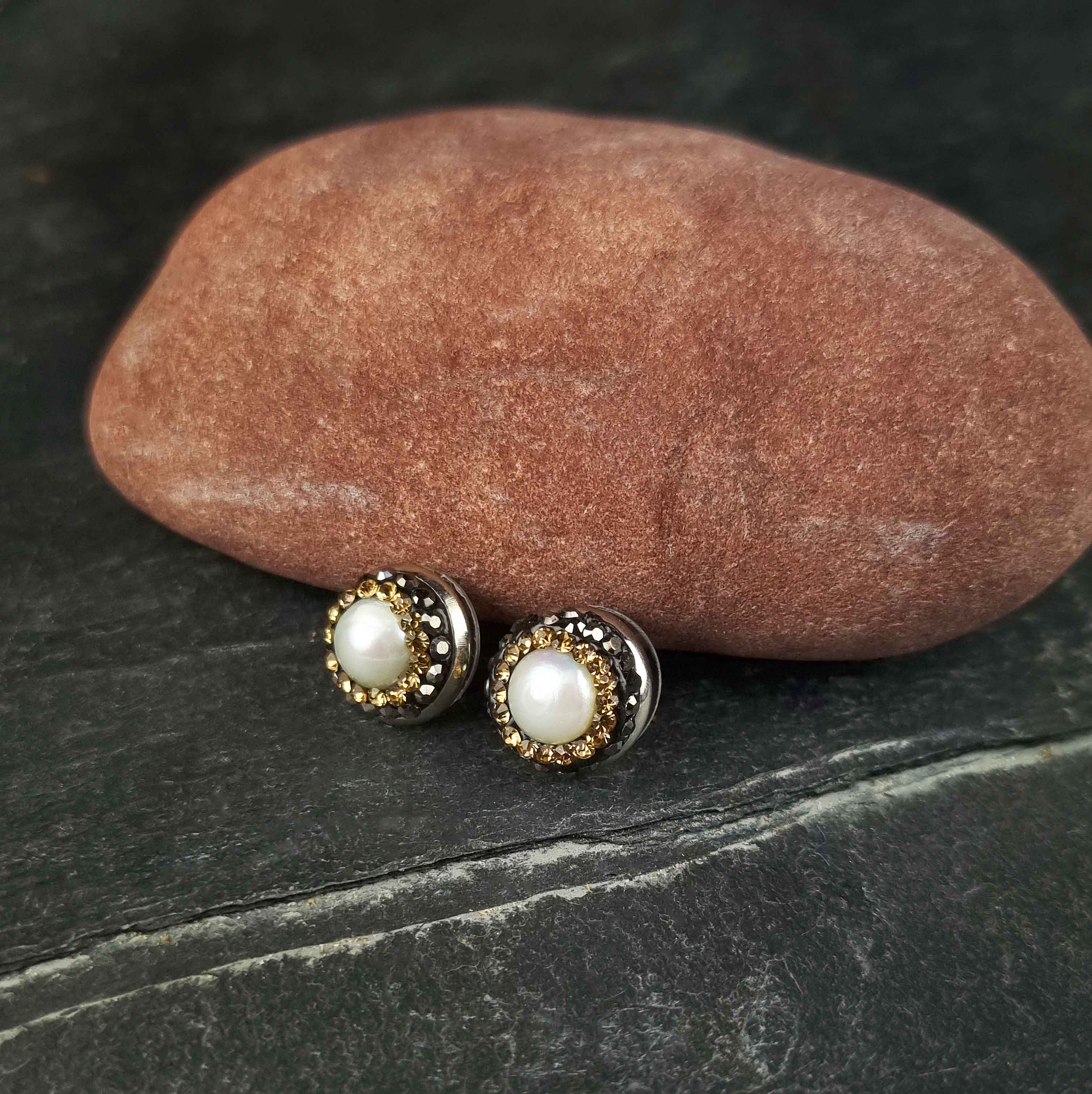 Witte zoetwater parel oorknopjes met stras steentjes met achtergrond rode steen | Bright Pearl Gold Small