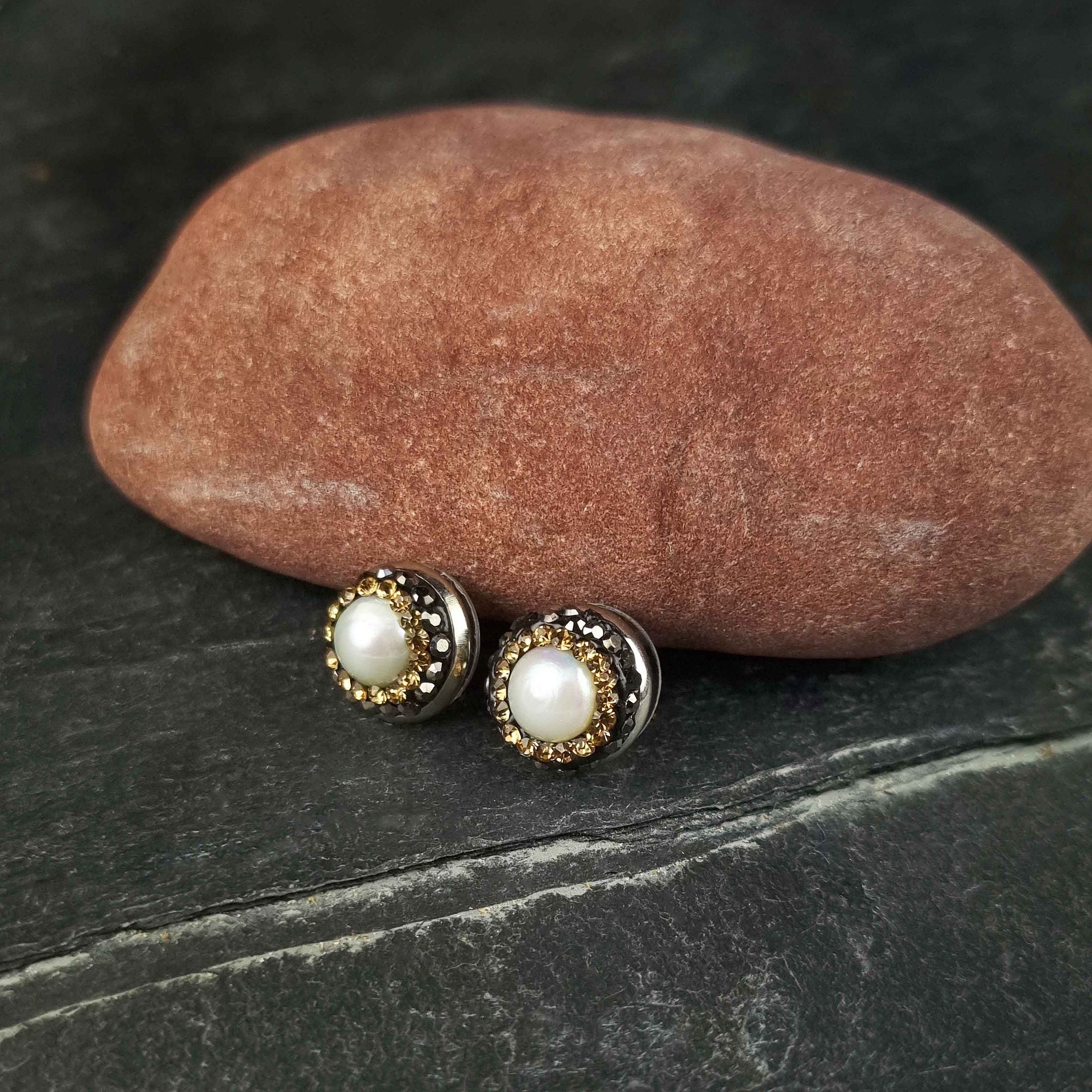 Witte zoetwater parel oorknopjes met stras steentjes met achtergrond rode steen | Bright Pearl Gold Small