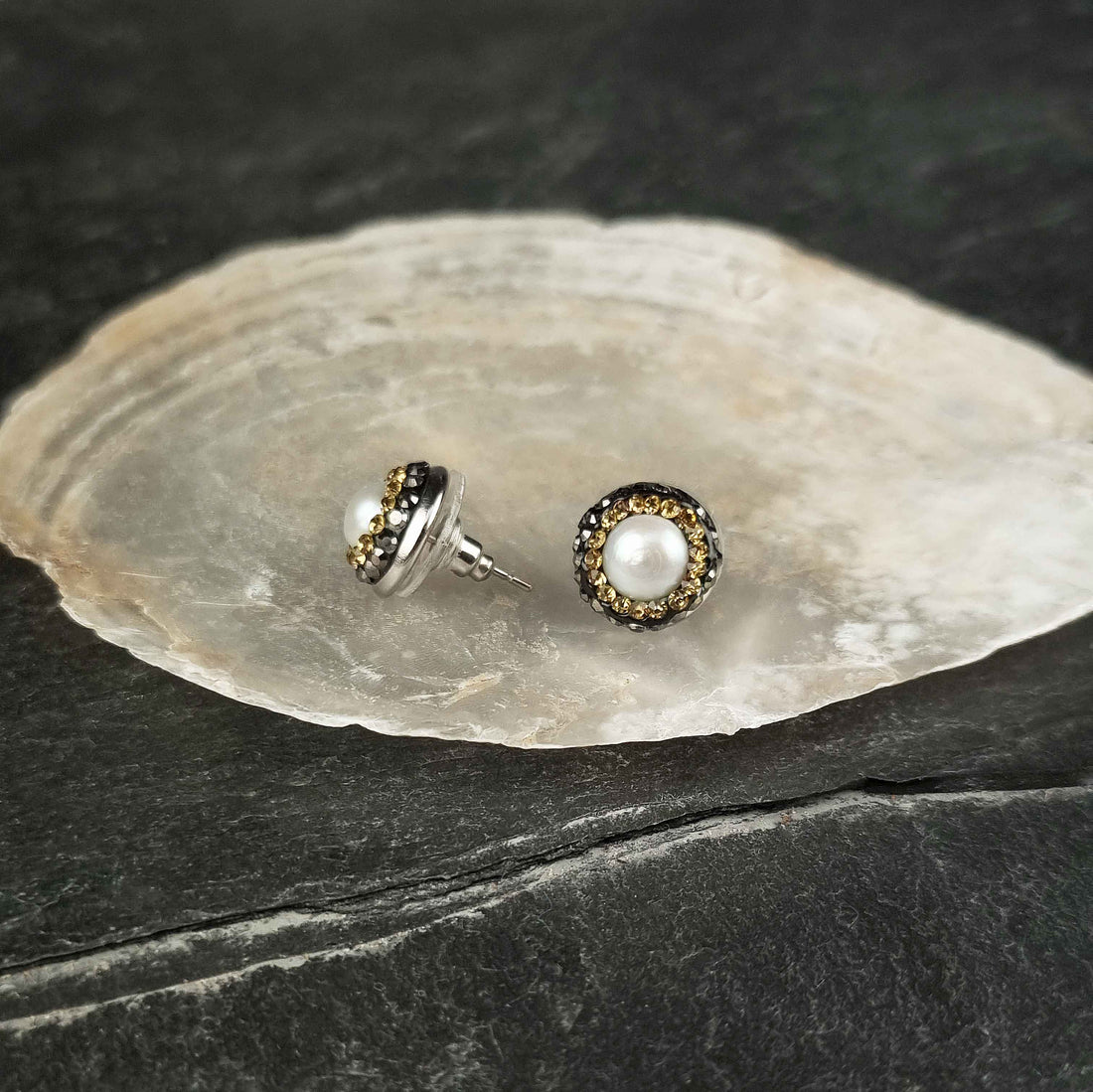 Witte zoetwater parel oorknopjes met stras steentjes met achtergrond witte schelp | Bright Pearl Gold Small