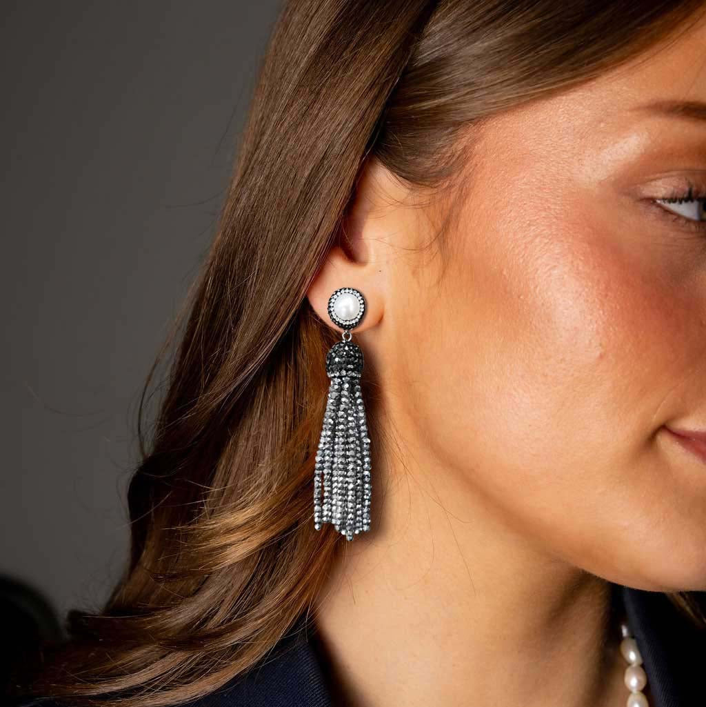 Lange zilveren zoetwater parel oorbellen met stras steentjes en zilver kristallen kwastje op model | Bright Pearl Silver Crystal Tassel