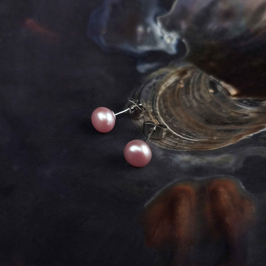 Zoetwater parel oorknopjes met roze parels en edelstaal liggend in schelp | Brit P