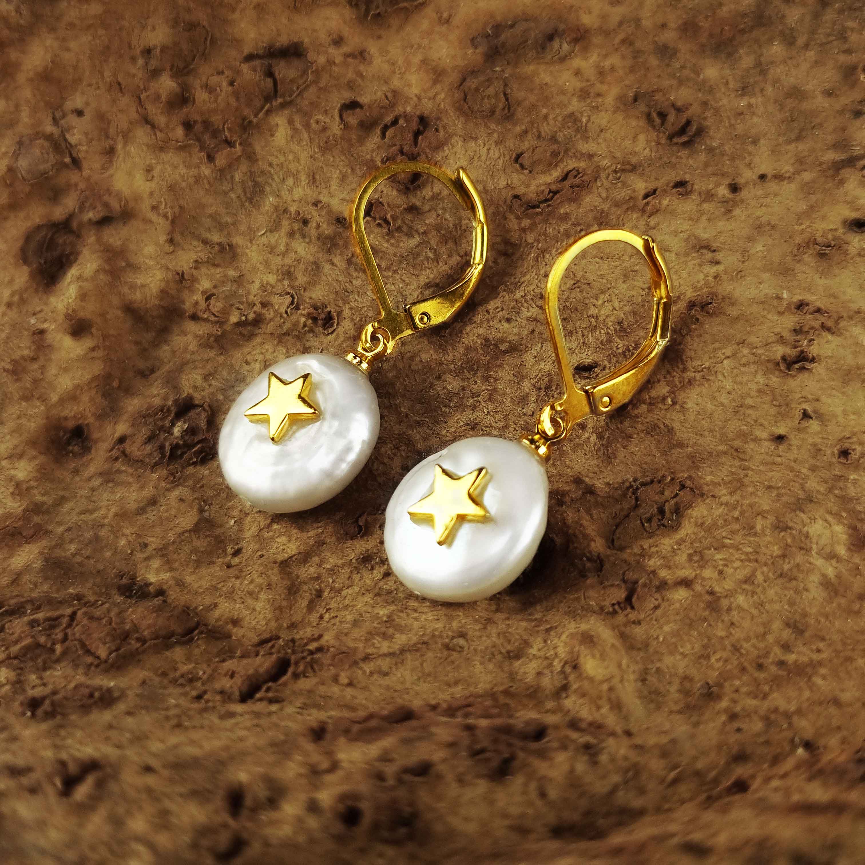 Witte zoetwater parel oorbellen met goud edelstaal en parel hanger met gouden ster liggend op schors | set Coin Pearl Golden Star