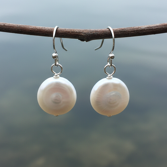 Zilveren fish hook oorbellen met helemaal gladde witte barok parels aan takje