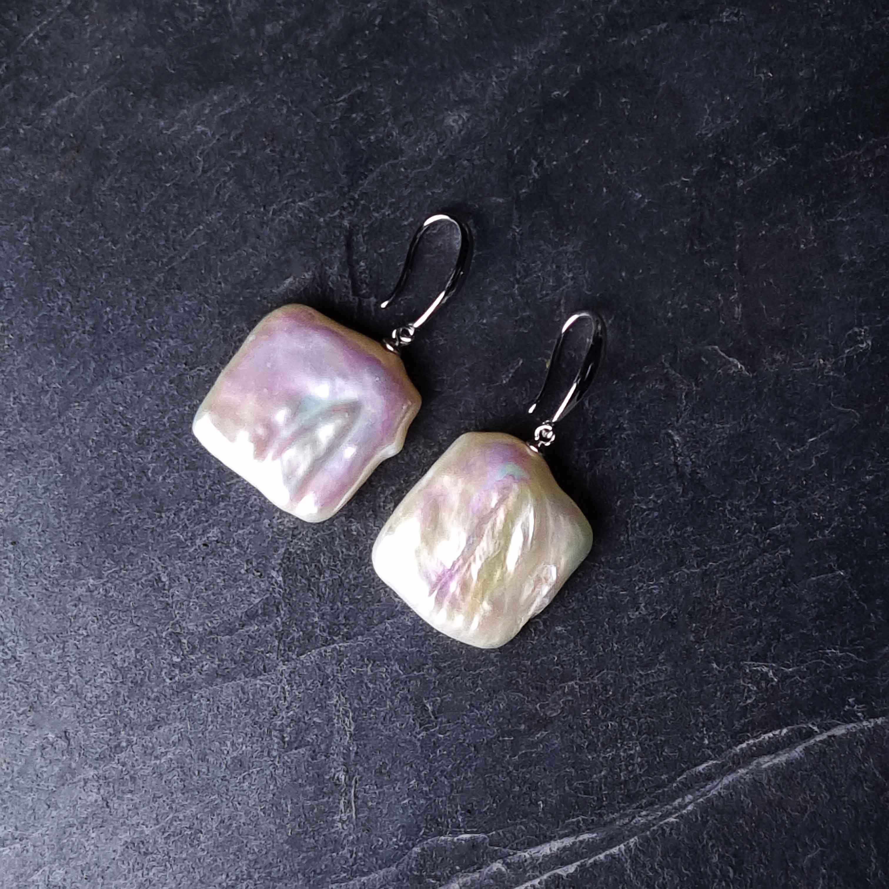 Witte zoetwater parel oorbellen met vierkanten parels en sterling zilver (925) liggend op leisteen | Dangling Pearl Square