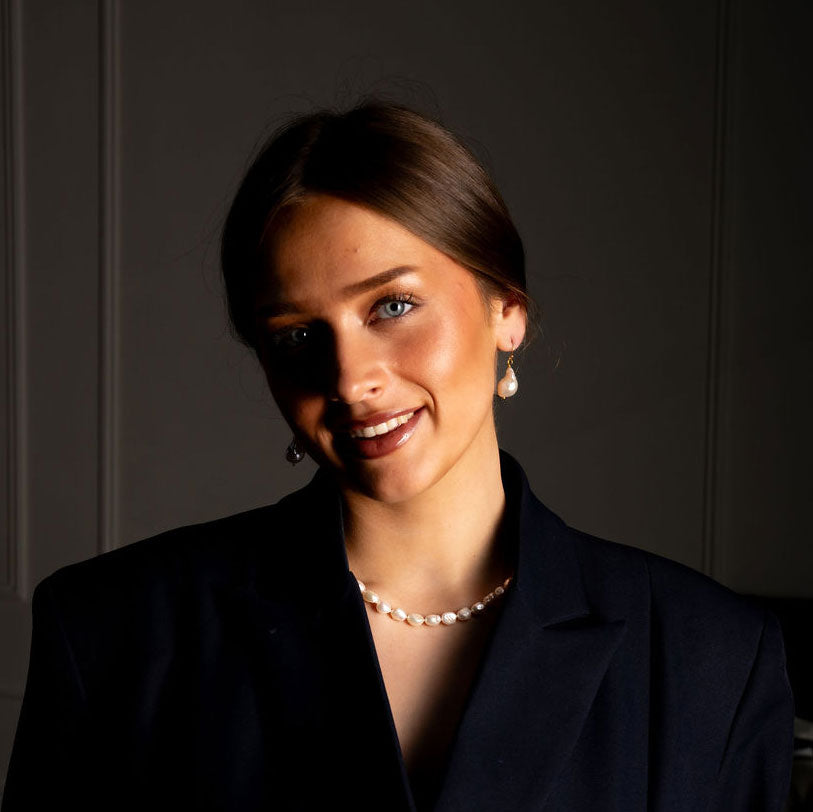 Grote witte zoetwater parel oorbellen met goud edelstaal op model vooraanzicht | parel oorbellen Ebalien