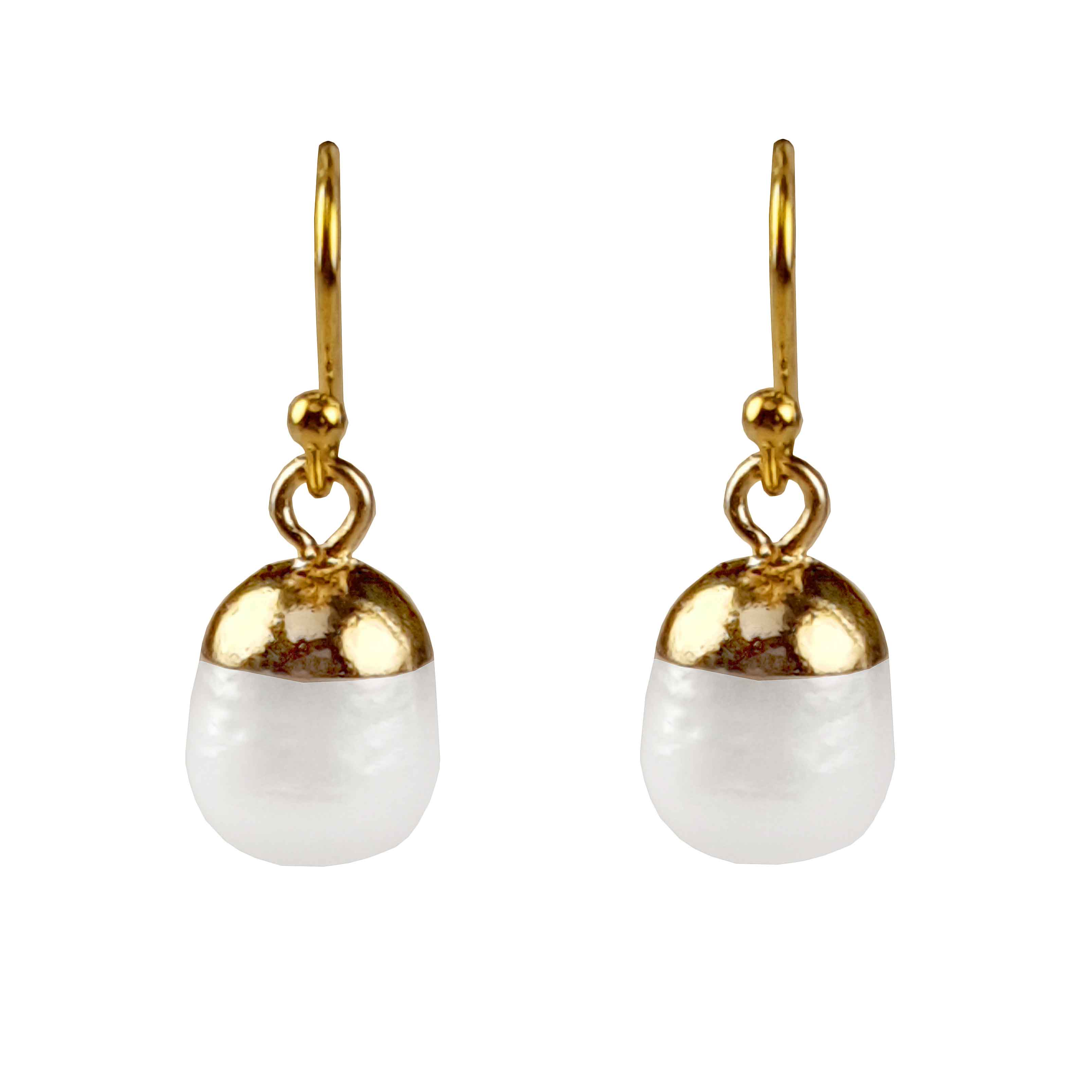Witte zoetwater parel oorbellen met goud edelstaal en parel hanger vooraanzicht | Gold Dip White Pearl