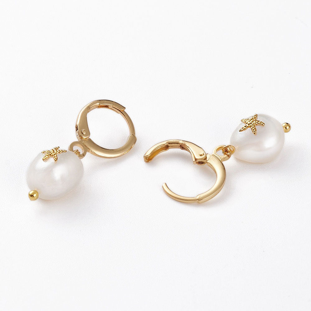 Witte zoetwater parel oorbellen met gouden zeester met oorringen liggend | Gold Pearl Starfish