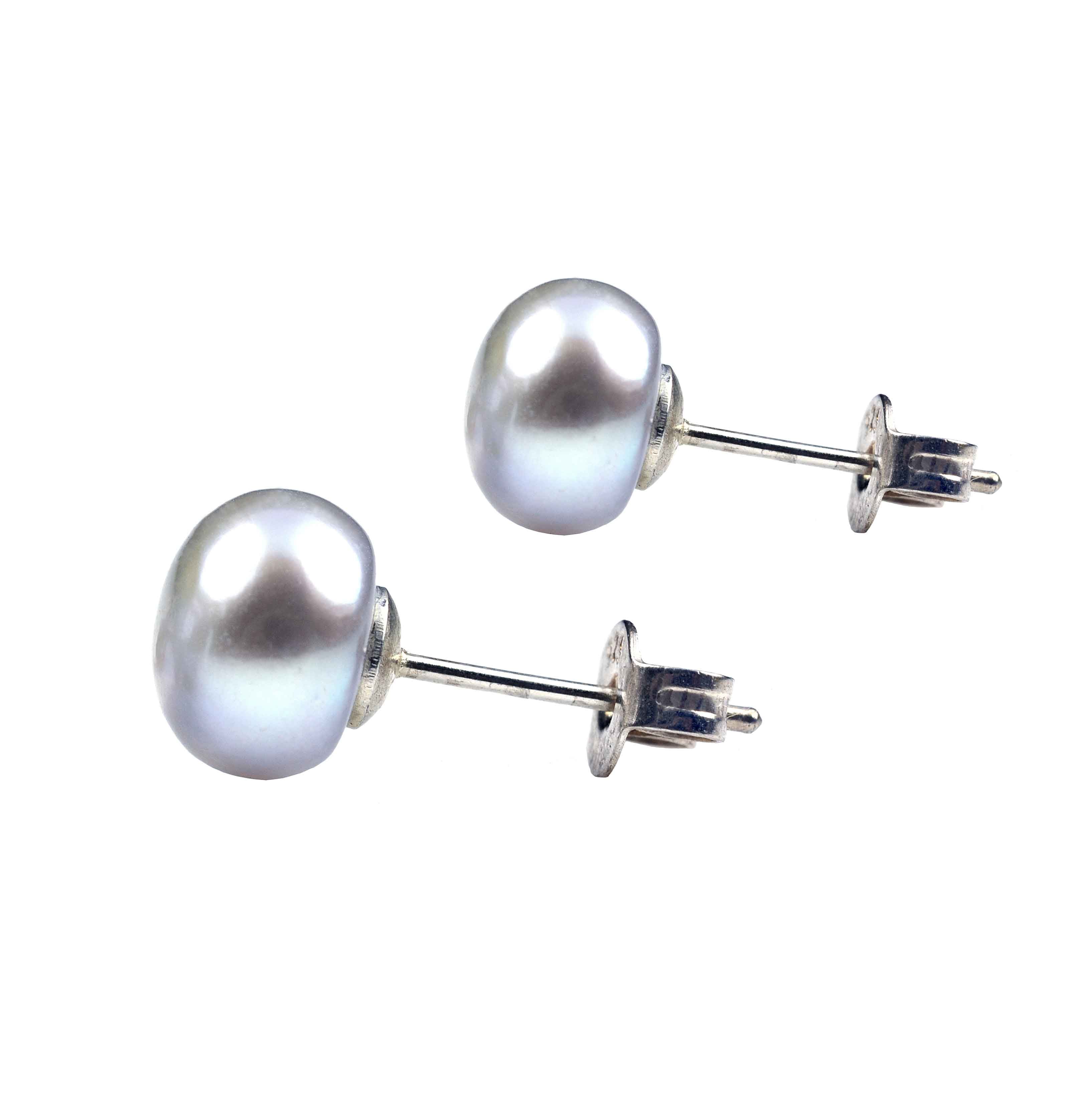 Grijze zoetwater parel oorbellen met sterling zilveren oorstekers, grijze parel oorknopjes, zijaanzicht van grijze parel oorbellen | Grey Eye