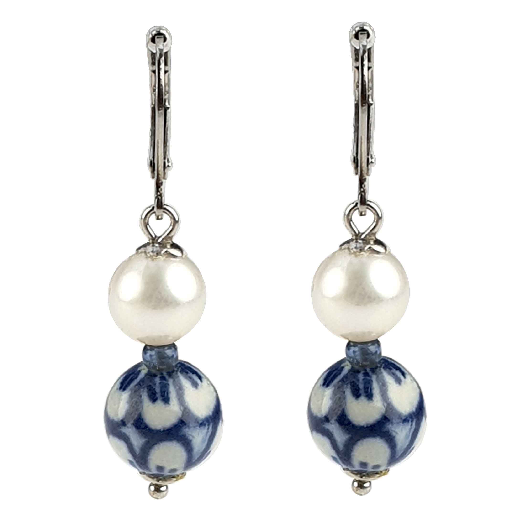 Zoetwater parel oorbellen met witte parels, Delfts blauw ornament en edelstaal, vooraanzicht | Hollands Glorie Round Flower White