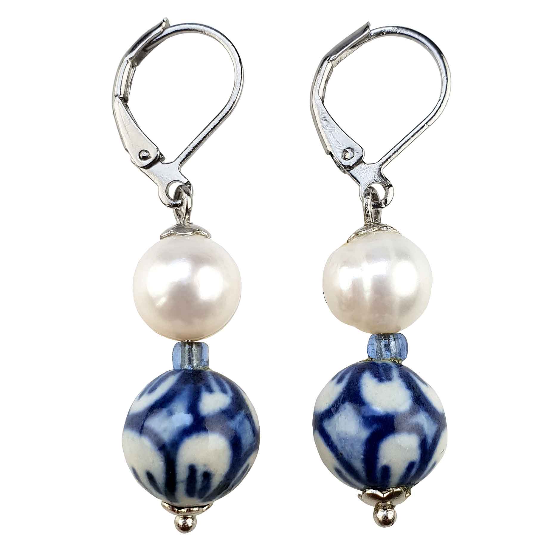 Zoetwater parel oorbellen met witte parels, Delfts blauw ornament en edelstaal, zijaanzicht | Hollands Glorie Round Flower White