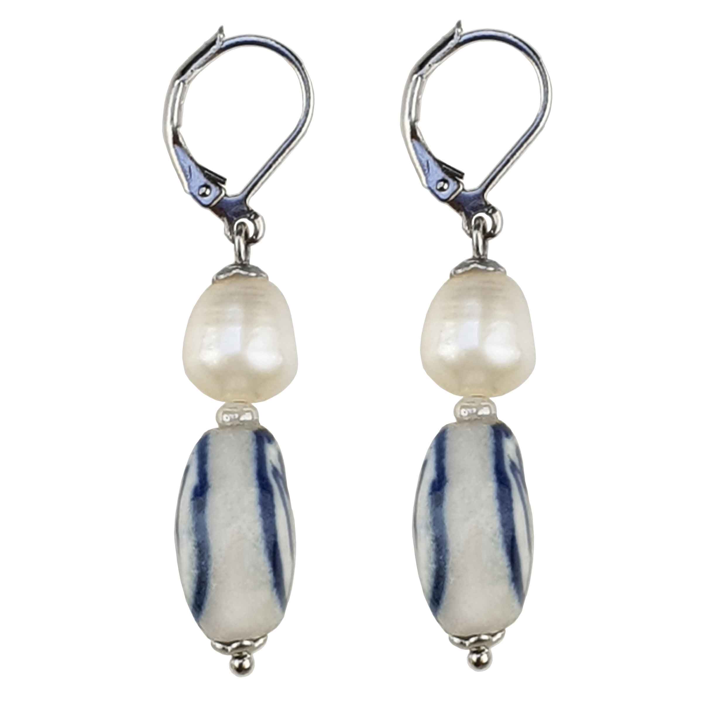 Zoetwater parel oorbellen met witte parels, Delfts blauw ornament en edelstaal, zijaanzicht | Hollands Glorie Tulp Wit