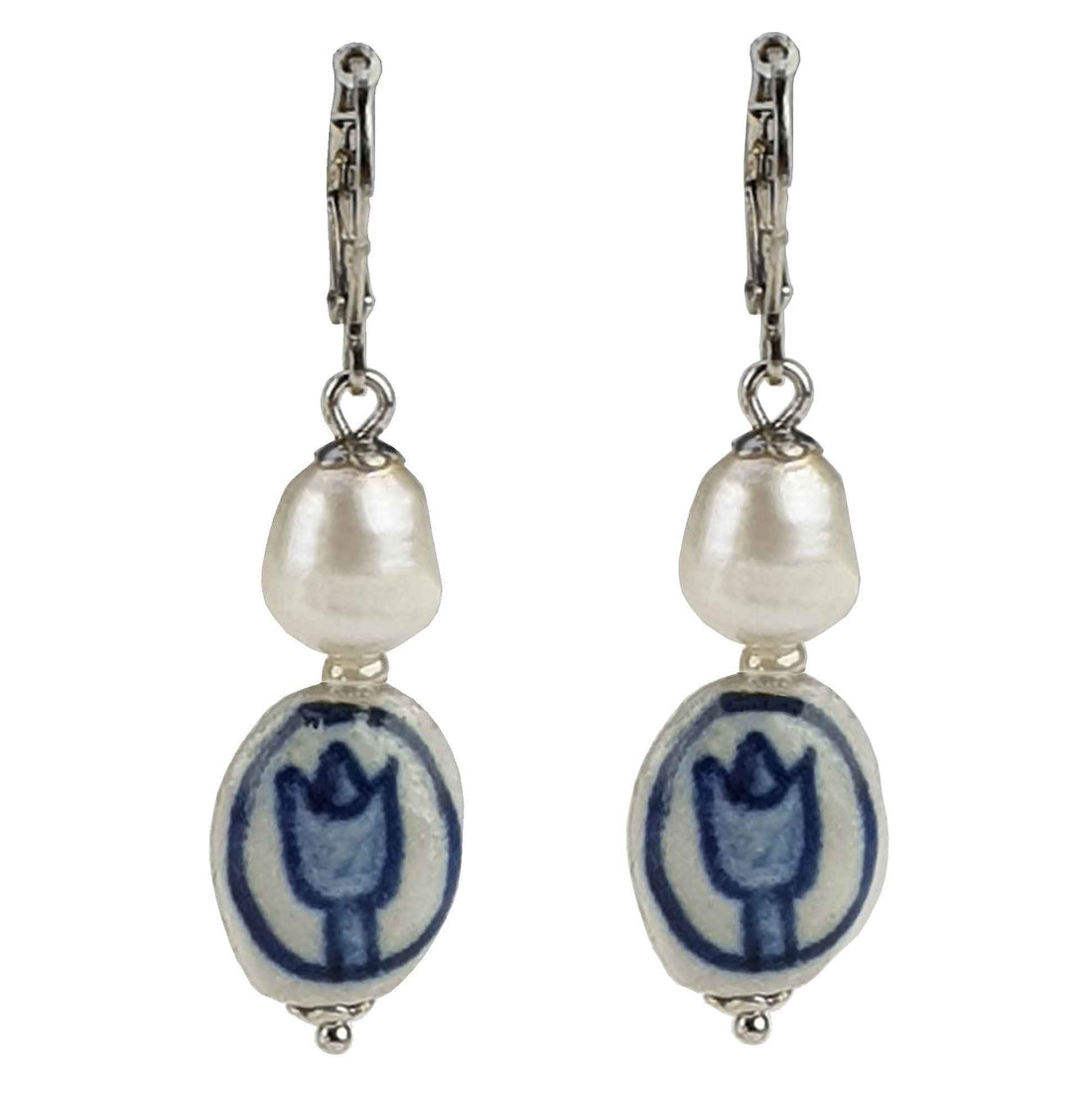 Zoetwater parel oorbellen met witte parels, Delfts blauw ornament en edelstaal, vooraanzicht | Hollands Glorie Tulp Wit