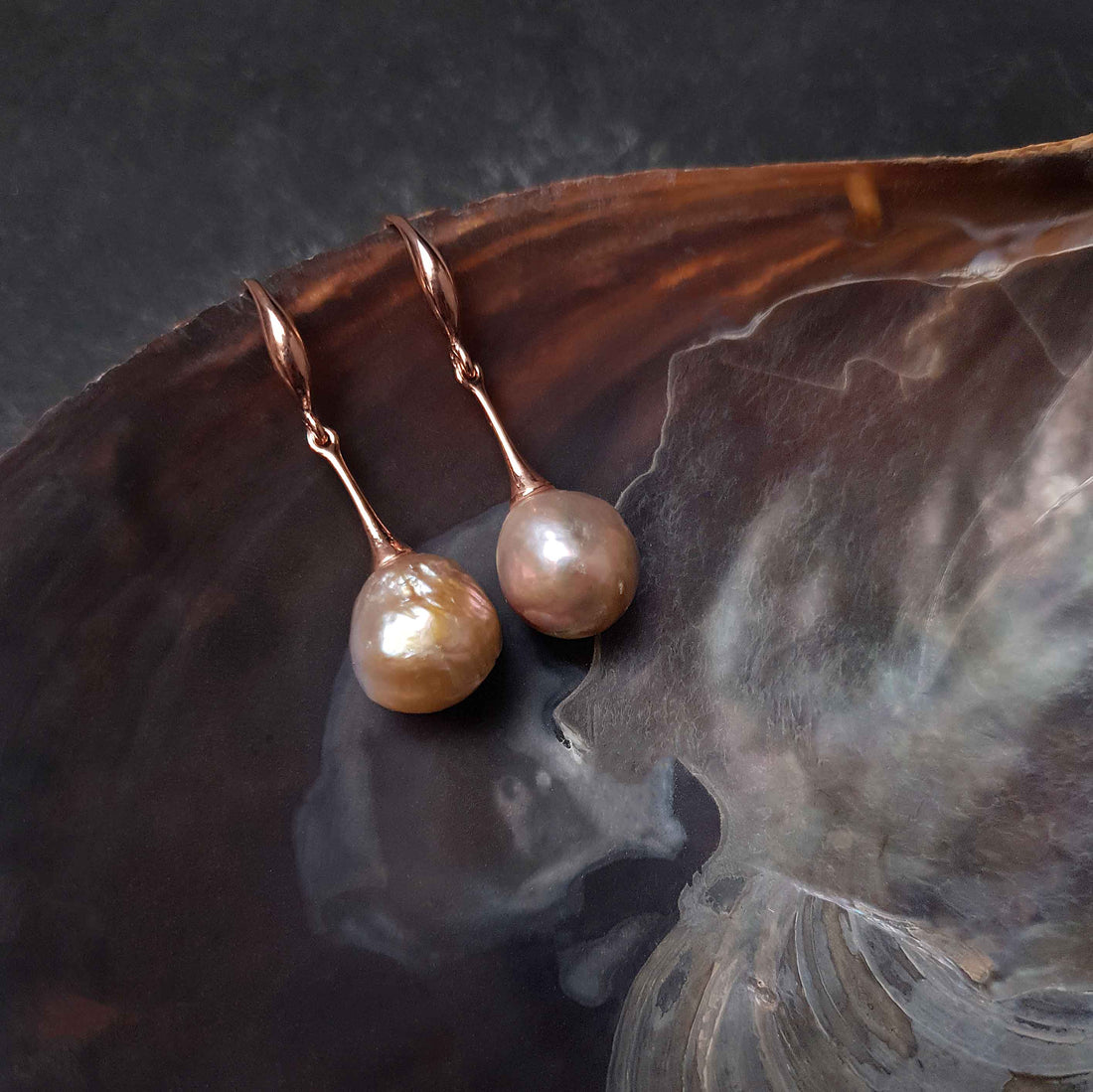 Zoetwater parel oorbellen met roze oker kleurige parels en rosé goud hangend aan schelp | Kasumi Rosé Gold