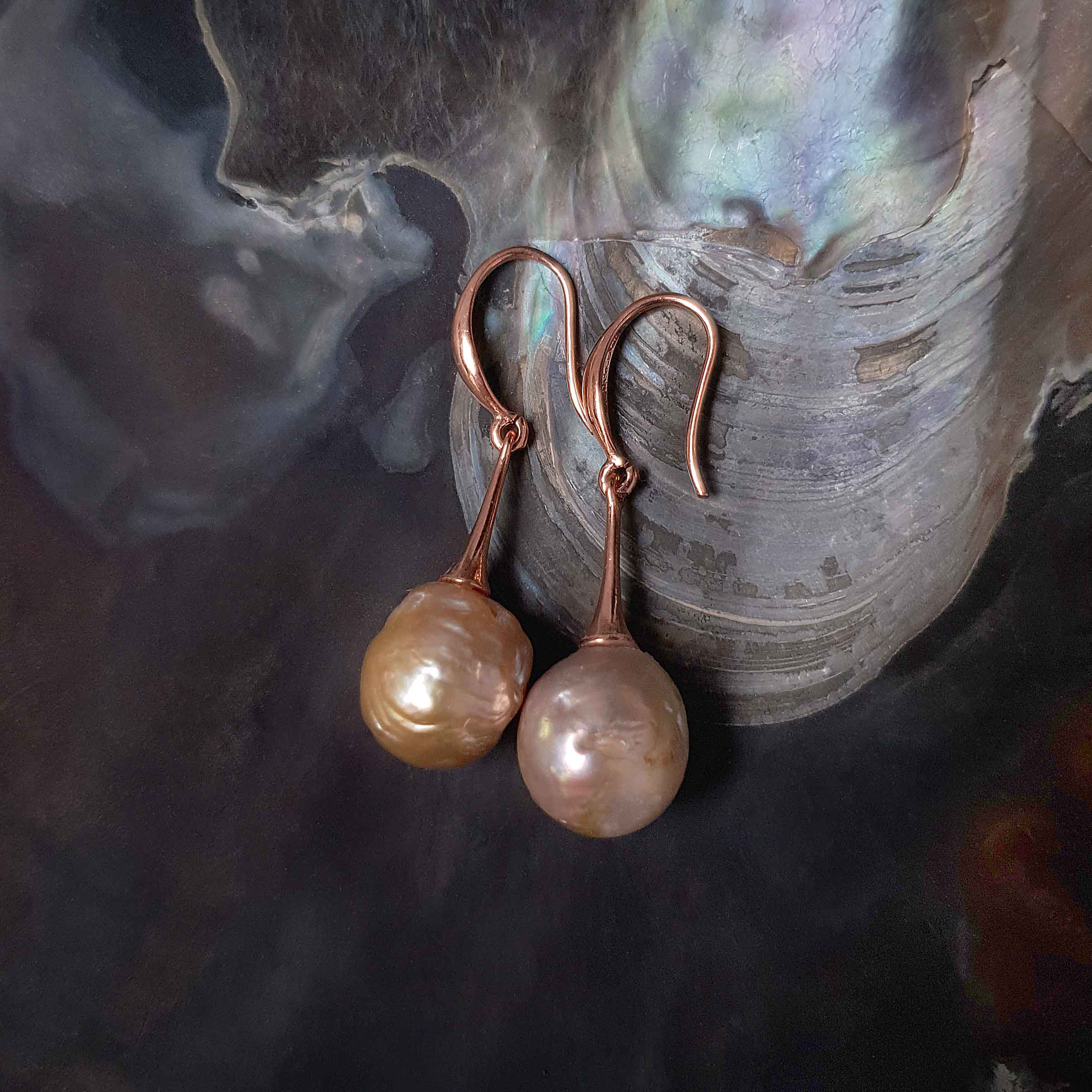 Zoetwater parel oorbellen met roze oker kleurige parels en rosé goud liggend in schelp | Kasumi Rosé Gold