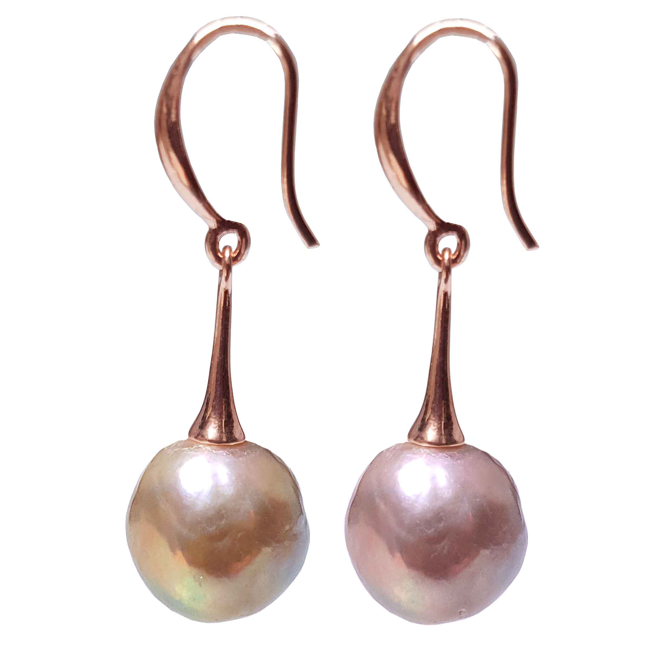 Zoetwater parel oorbellen met roze oker kleurige parels en rosé goud, zijaanzicht | Kasumi Rosé Gold