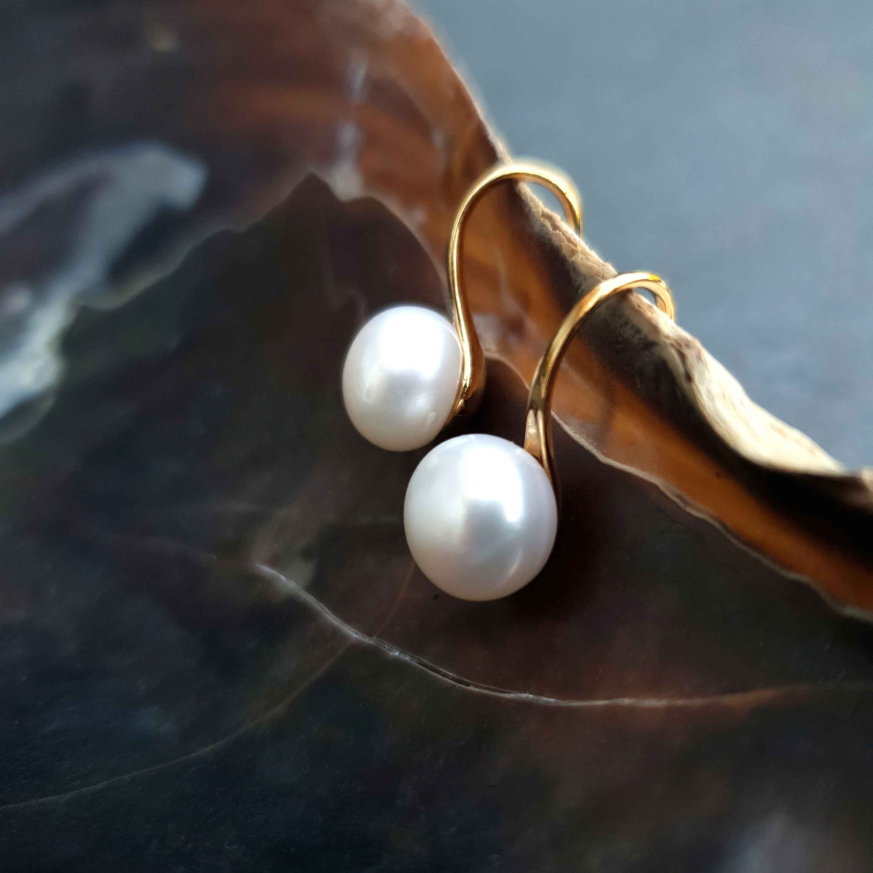 Witte zoetwater parel oorbellen hangend in schelp | Leis Gold W