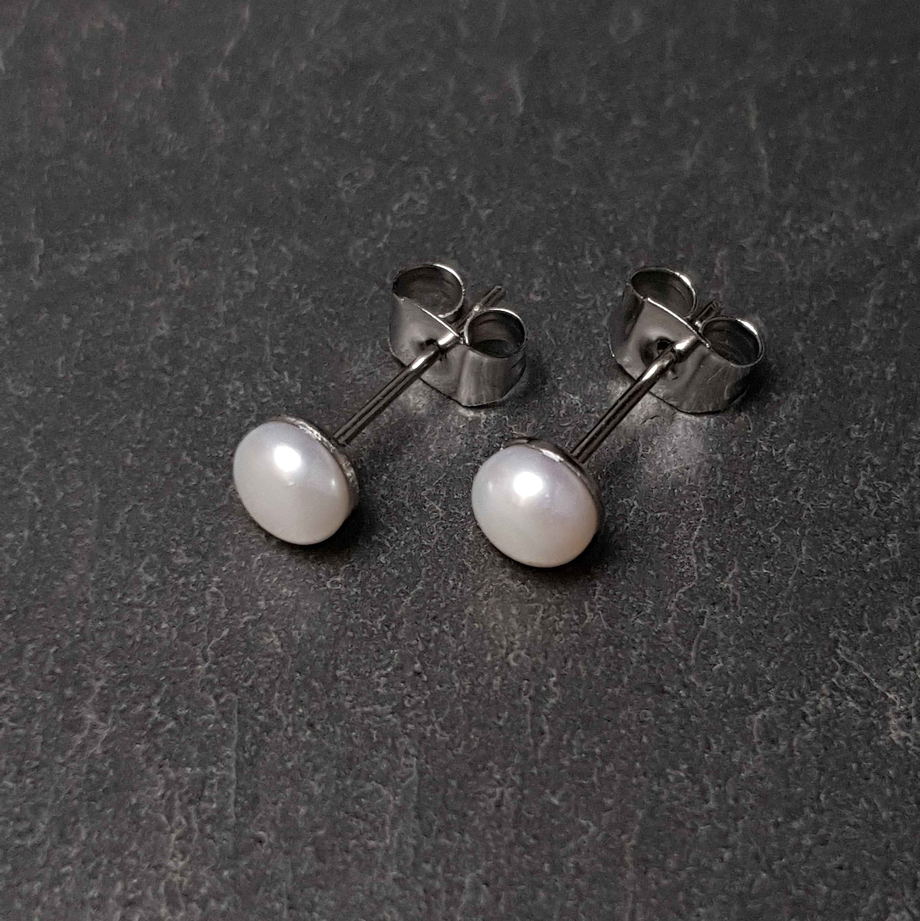 Witte zoetwater parel oorbellen met edelstaal, bovenaanzicht | Little Pearl