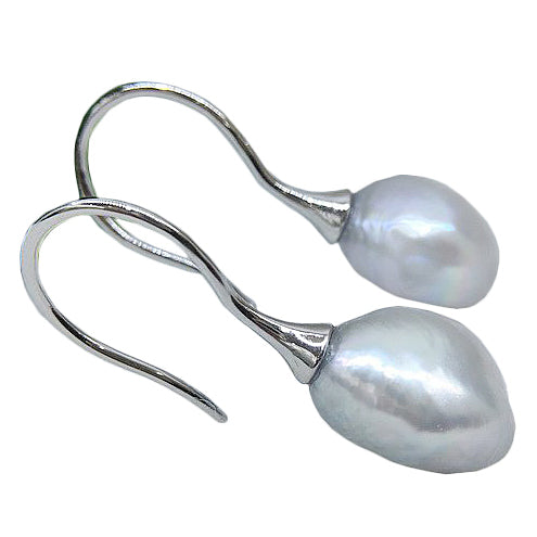 Zoetwater parel oorbellen met licht grijze barok parels en sterling zilver (925) liggend | Mayla Grey