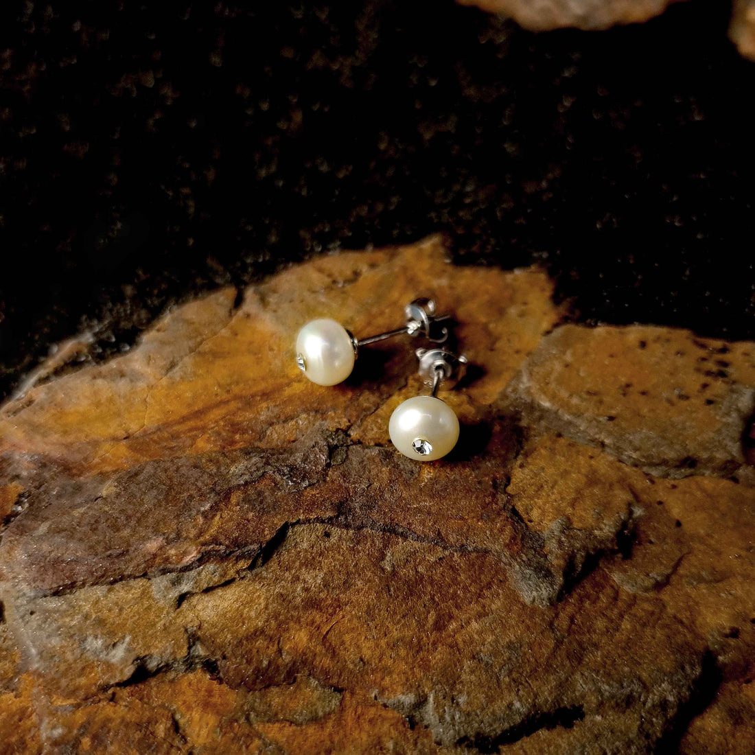 Witte zoetwater parel oorbellen met stras steentje, parel oorknopje liggend op steen | Mea Bling Small White