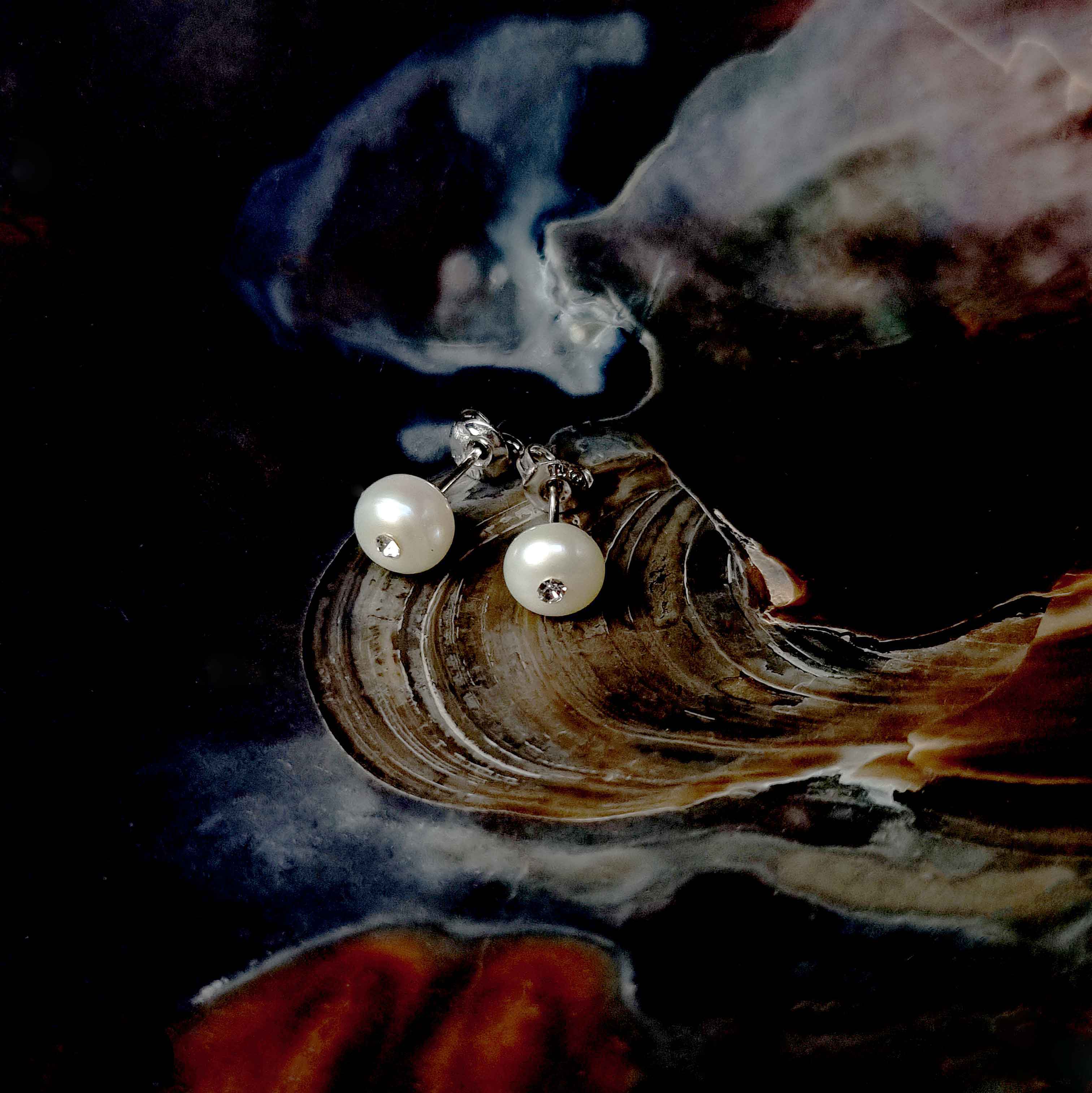 Witte zoetwater parel oorbellen met stras steentje, parel oorknopje liggend in schelp | Mea Bling Small White