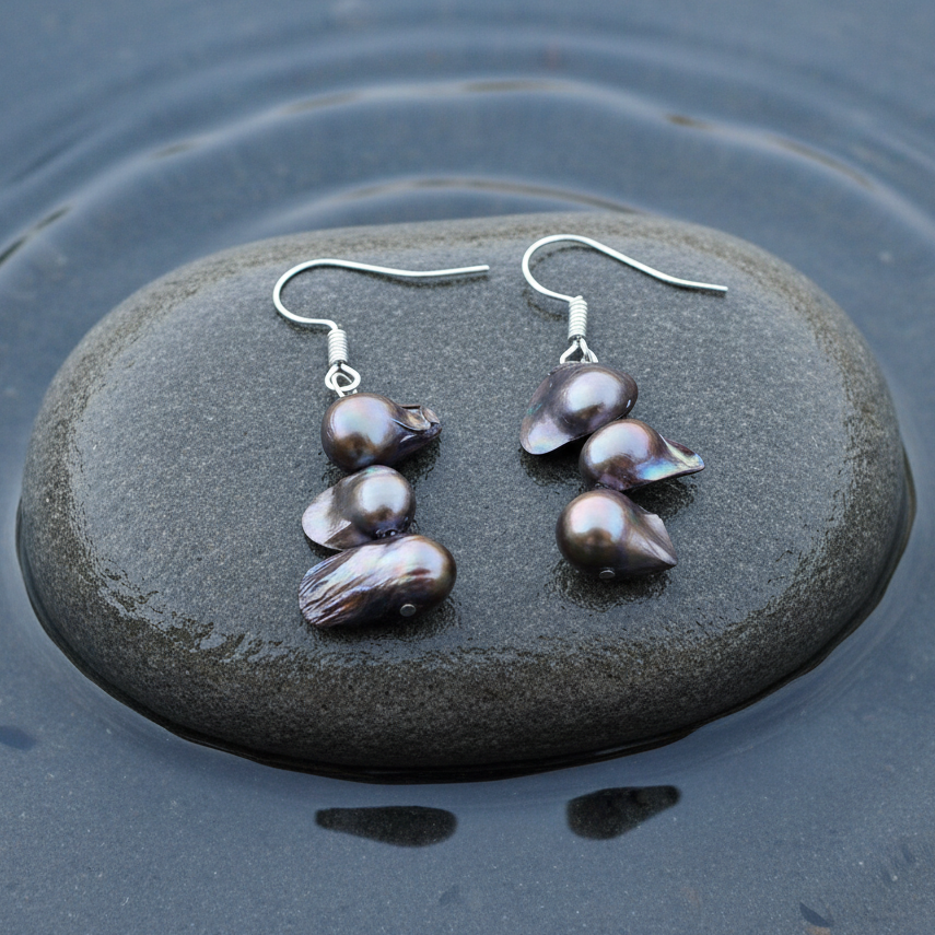 Zoetwater parel oorbellen met taupe kleurige parels en sterling zilver (925) liggend op steen | Pearl Blister Taupe
