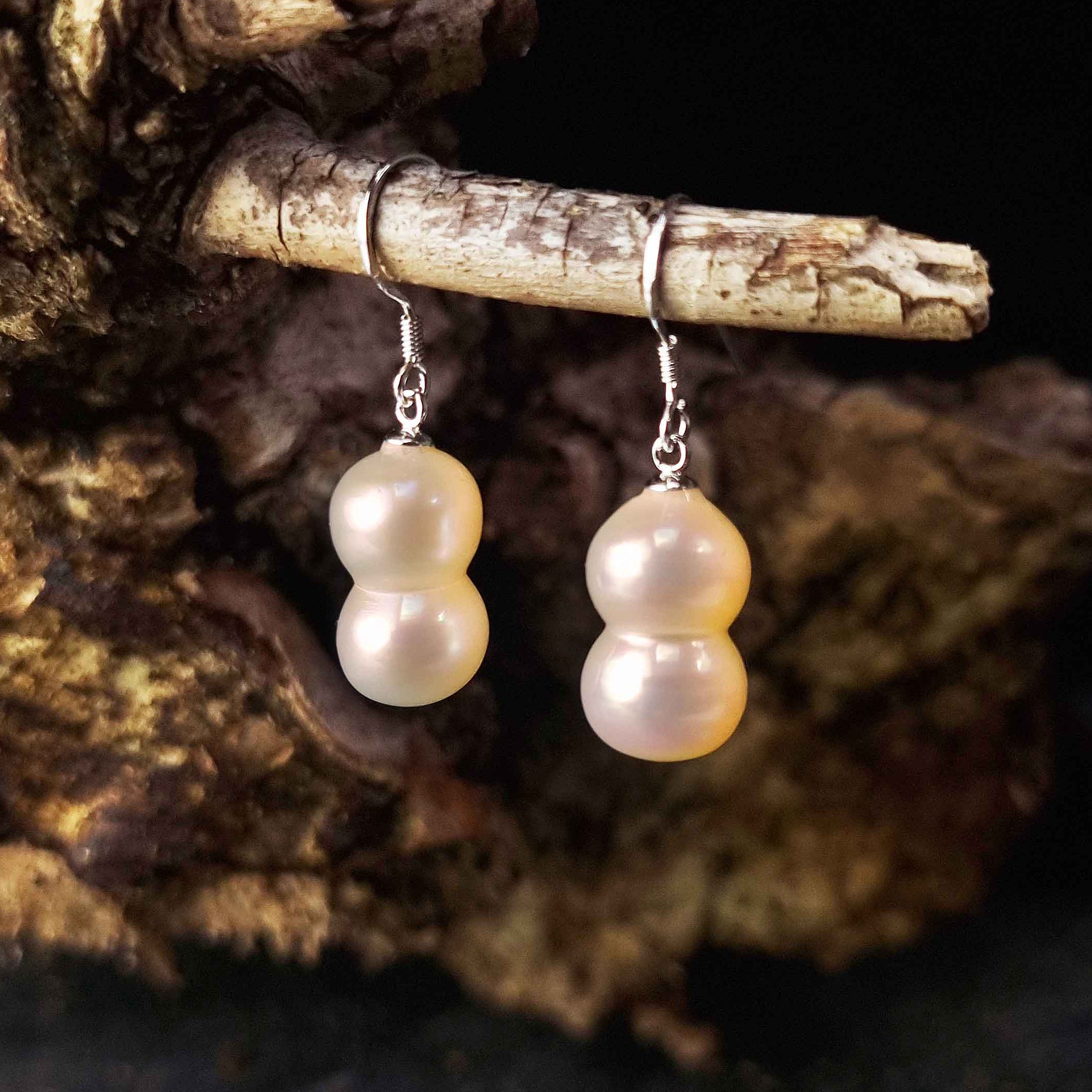 Zoetwater parel oorbellen met zalm kleurige pinda parel en sterling zilver (925) hangend aan tak | Pearl Peanut