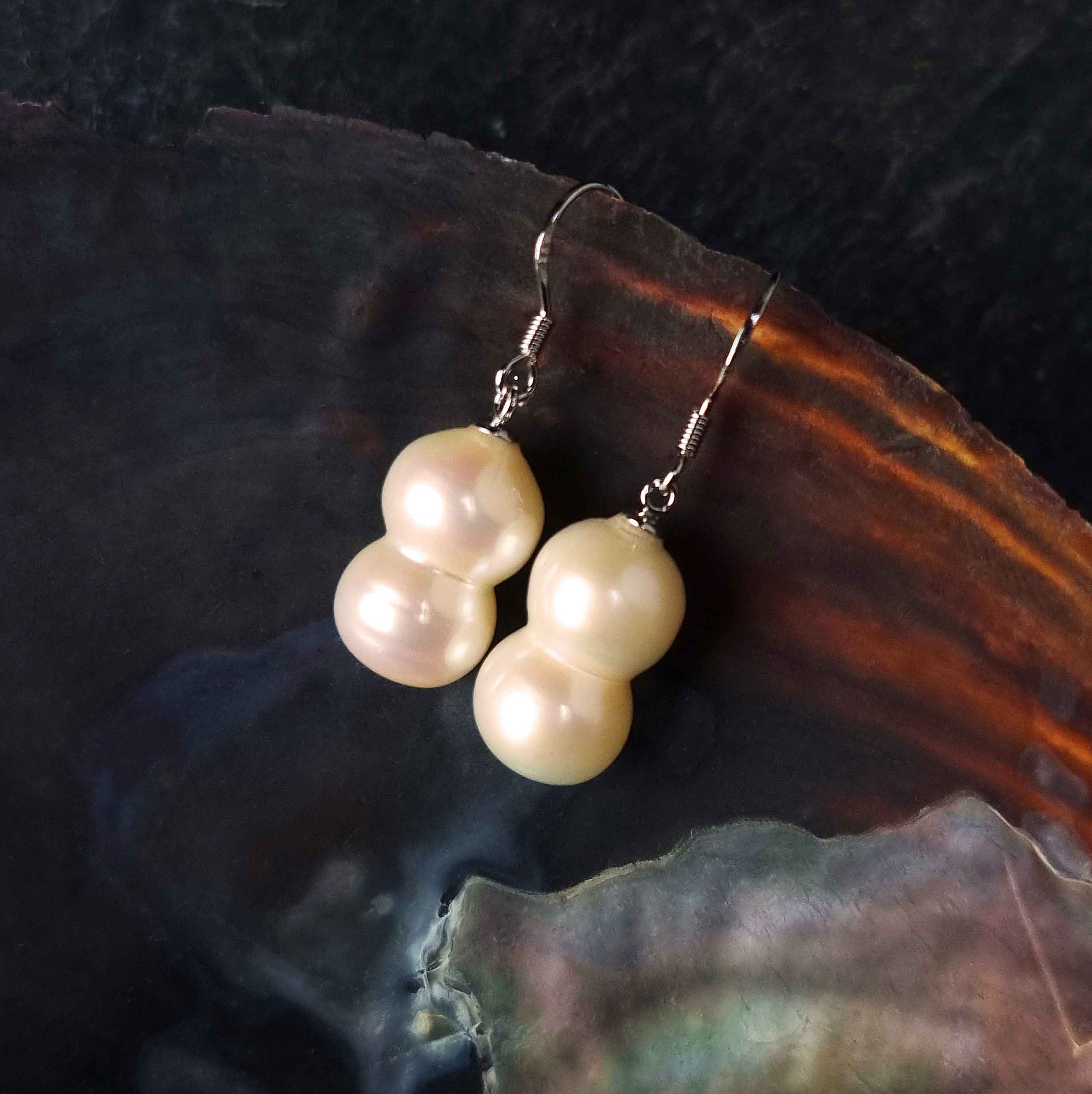 Zoetwater parel oorbellen met zalm kleurige pinda parel en sterling zilver (925) liggend in schelp | Pearl Peanut