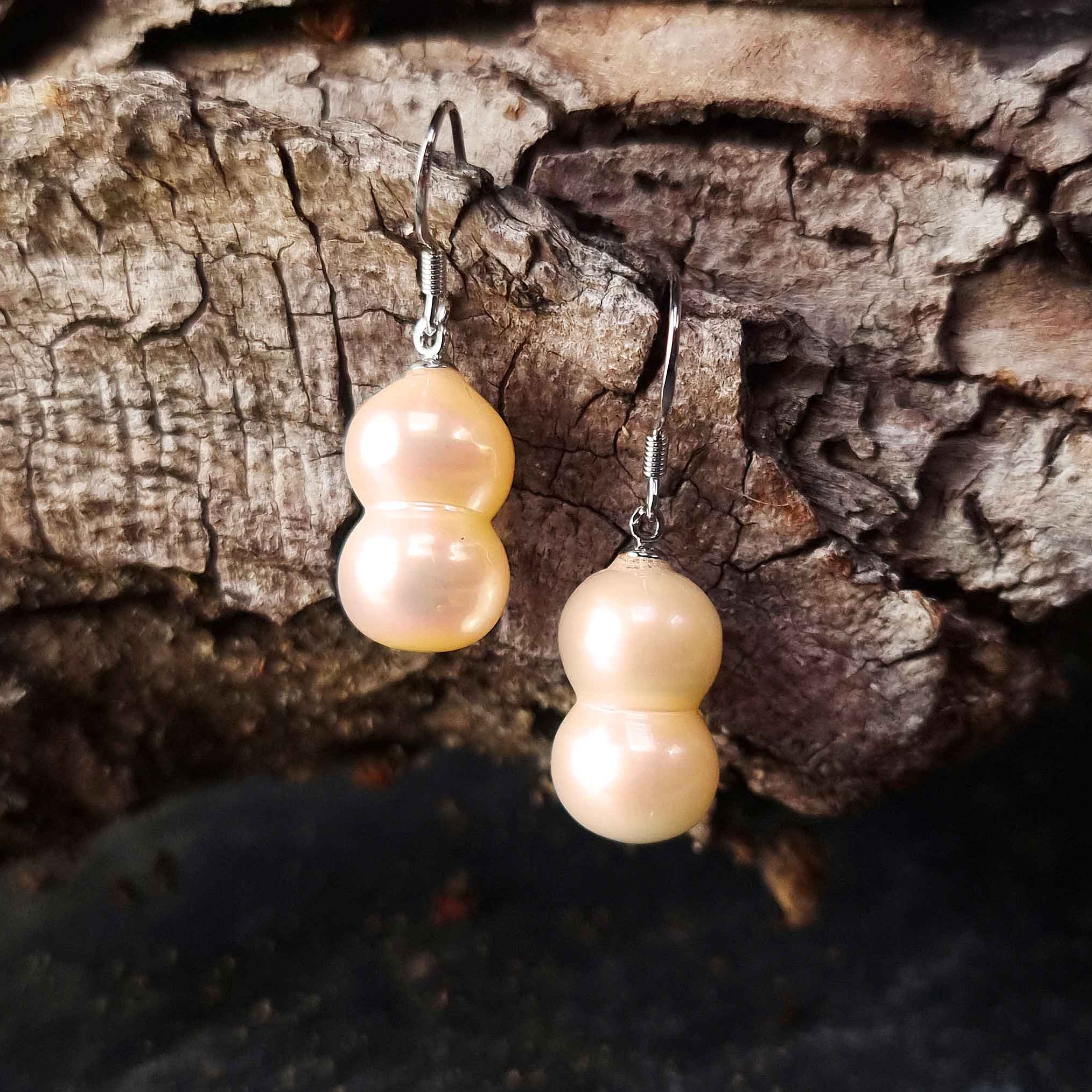 Zoetwater parel oorbellen met zalm kleurige pinda parel en sterling zilver (925) hangend aan schors | Pearl Peanut