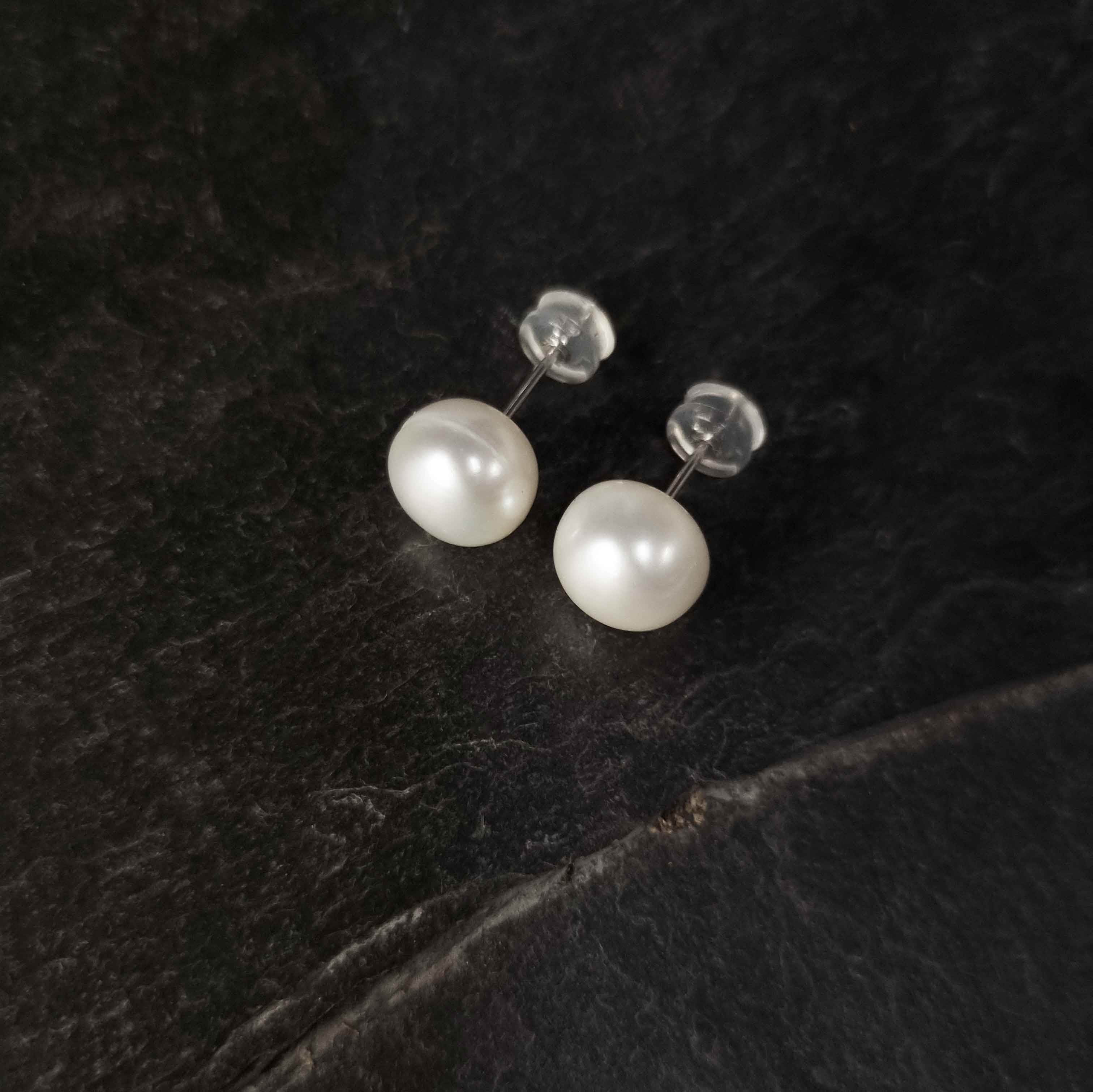 Witte zoetwater parel oorbellen, witte parel oorknopjes 10 mm, bovenaanzicht met achtergrond | Pearl White 10 mm