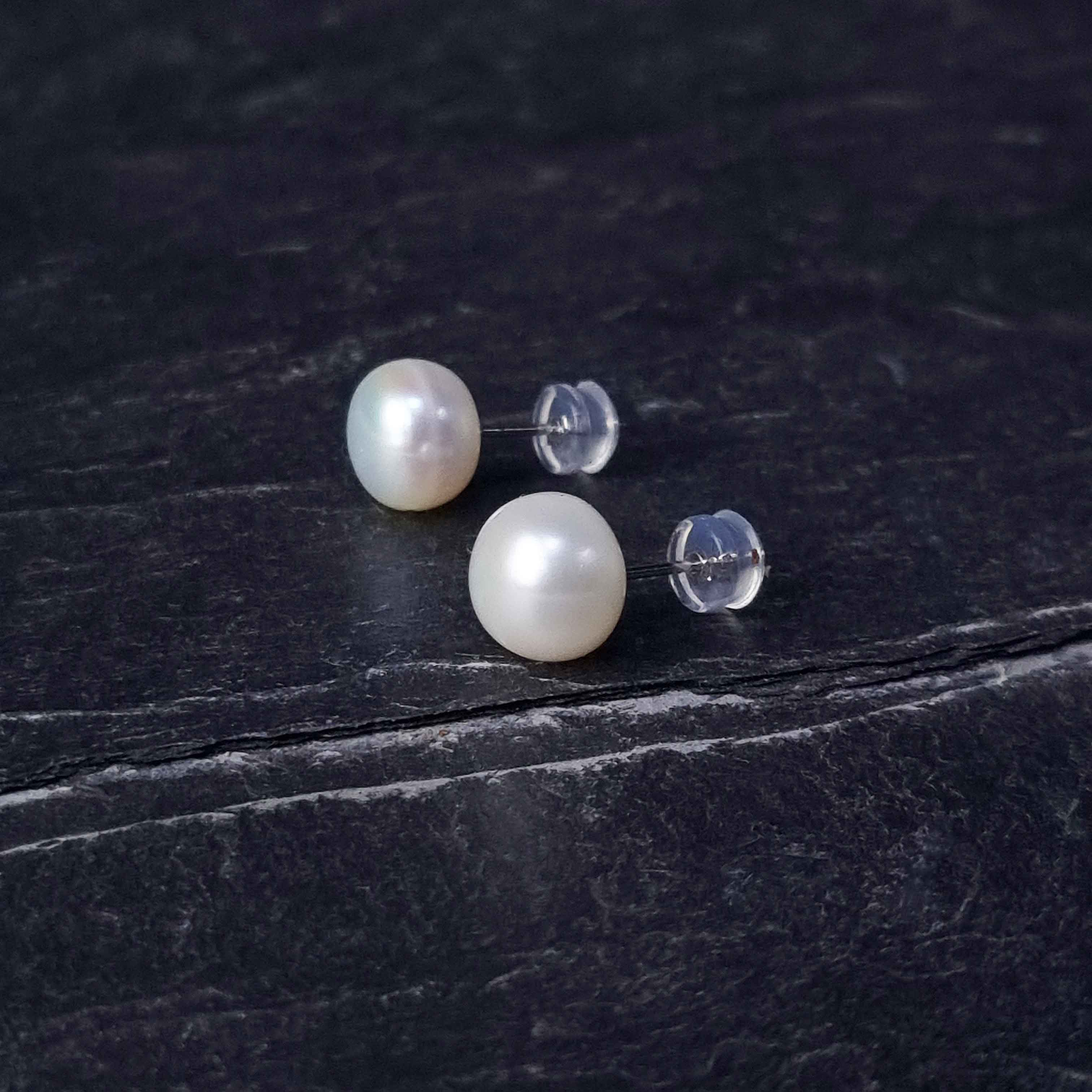 Witte zoetwater parel oorbellen, witte parel oorknopjes 10 mm, zijaanzicht met achtergrond | Pearl White 10 mm