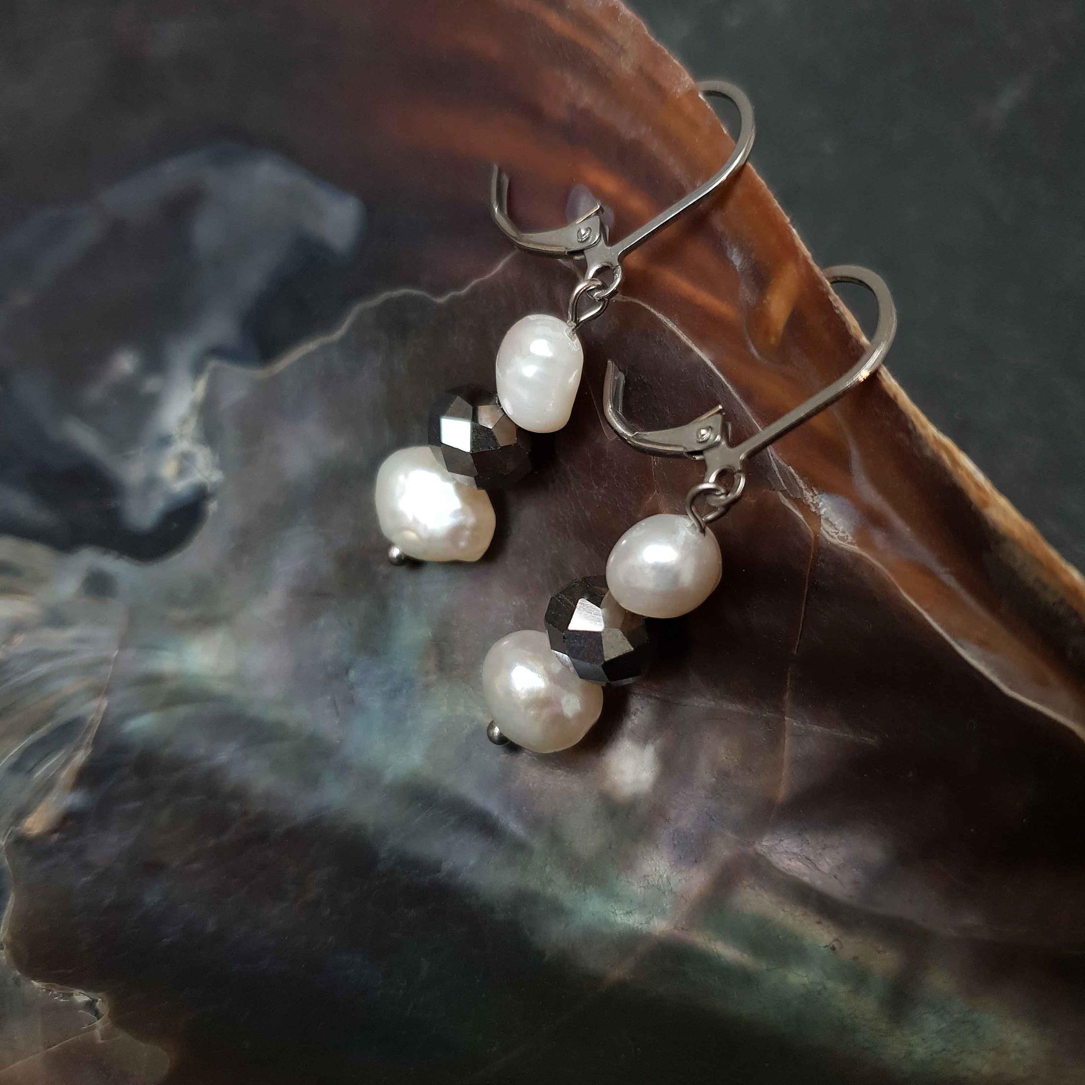 Zoetwater parel oorbellen met witte parels, zilver facet geslepen glaskristallen en zilver edelstaal hangend in schelp | Silana