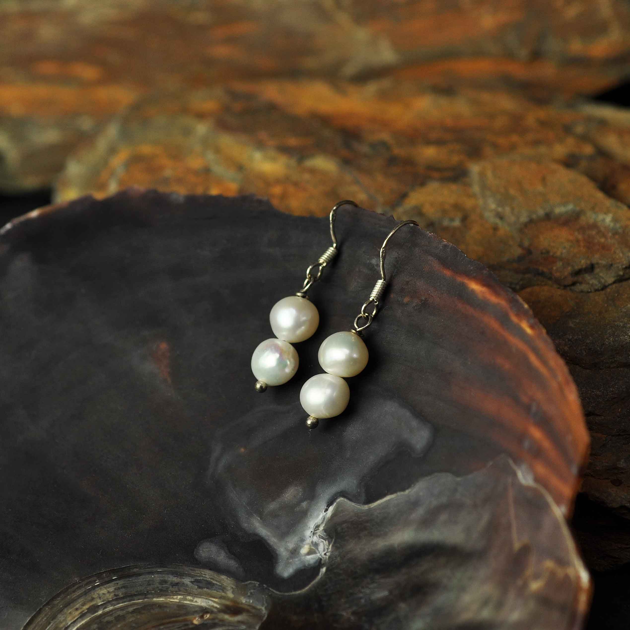 Zoetwater parel oorbellen met witte barok parels en sterling zilver hangend aan schelp | Wealca Two