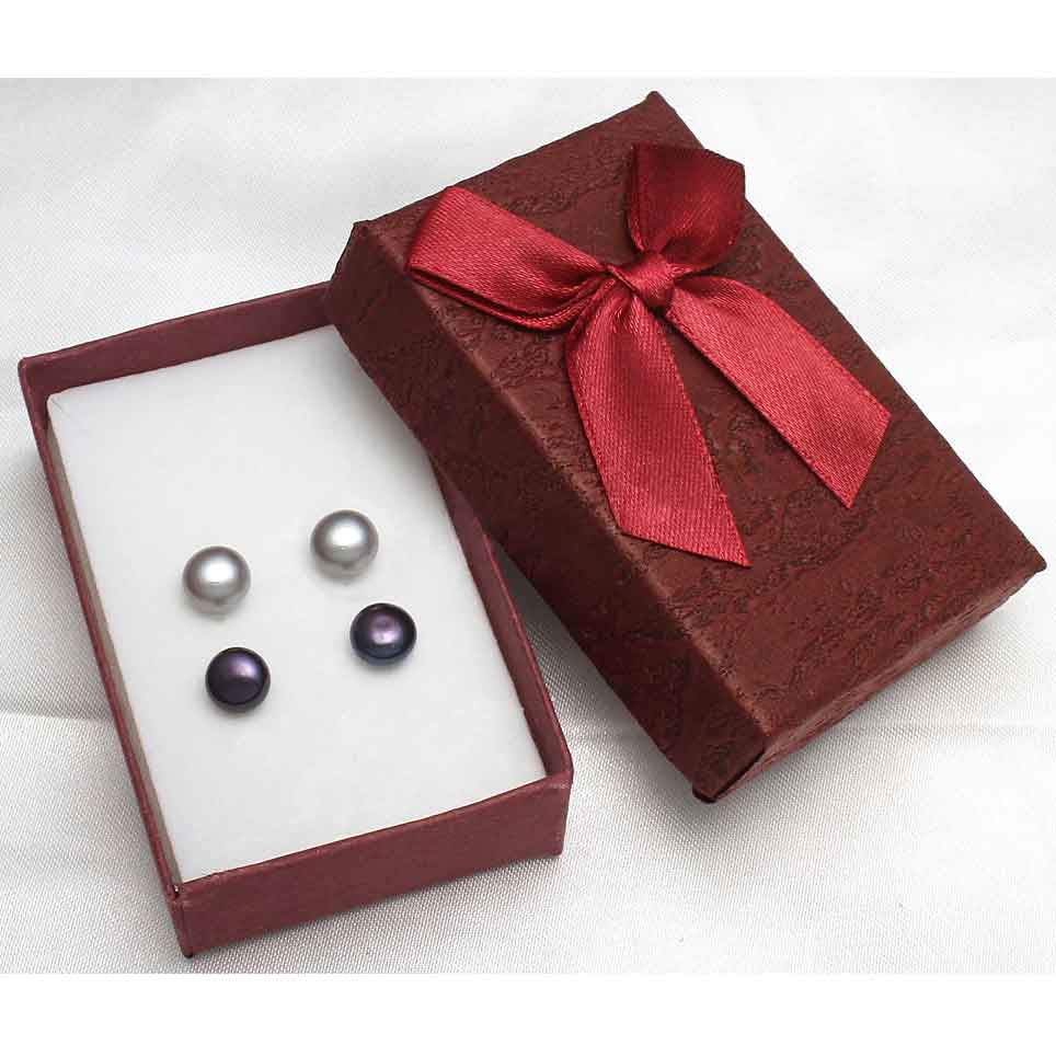 Cadeau set met parel oorbellen in zwart en grijs in open rood sieraden doosje | Cadeau set zoetwater parel oorbellen Dea-Gea