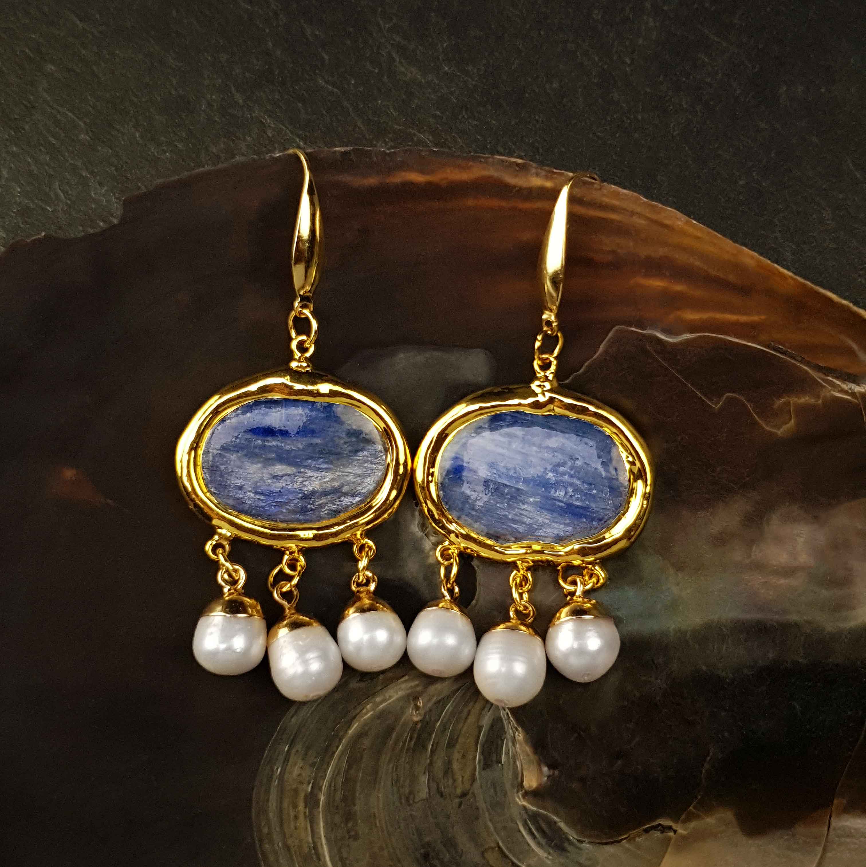 Witte zoetwater parel oorbellen met blauwe edelsteen kyaniet en goud edelstaal hangend aan schelp | Editha Blue