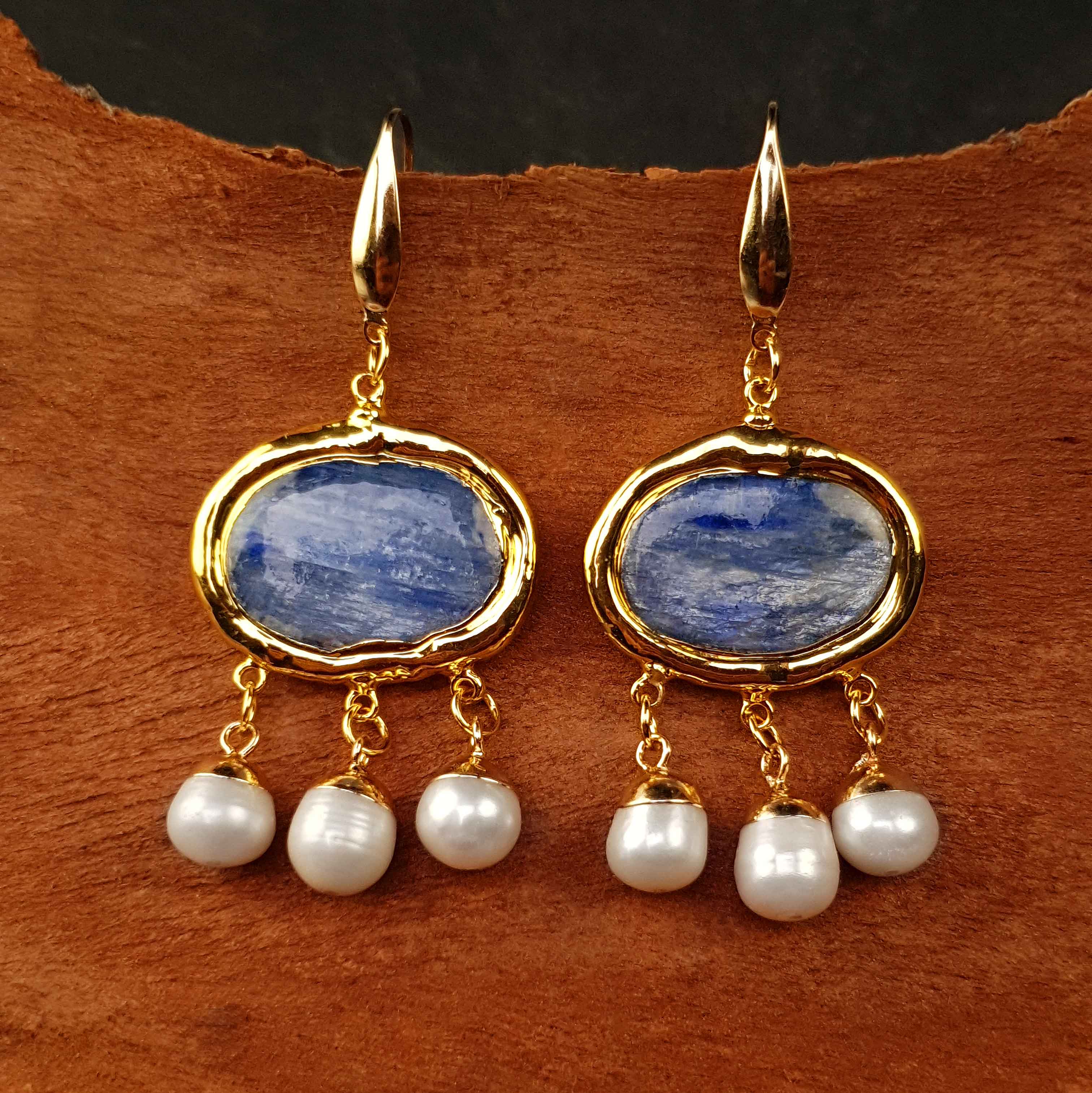 Witte zoetwater parel oorbellen met blauwe edelsteen kyaniet en goud edelstaal hangend aan schors | Editha Blue