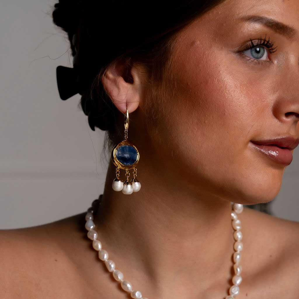Witte zoetwater parel oorbellen met blauwe edelsteen kyaniet en goud edelstaal met model detail | Editha Blue