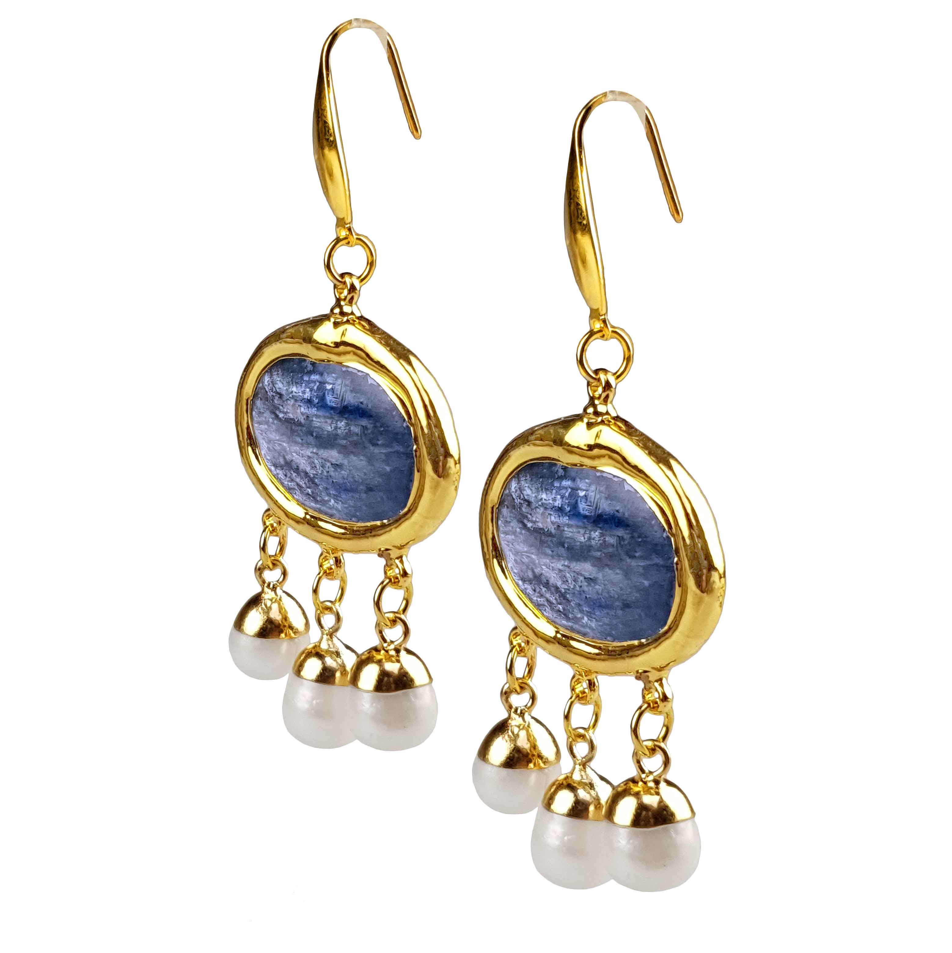 Zijaanzicht van witte zoetwater parel oorbellen met blauwe edelsteen kyaniet en goud edelstaal | Editha Blue