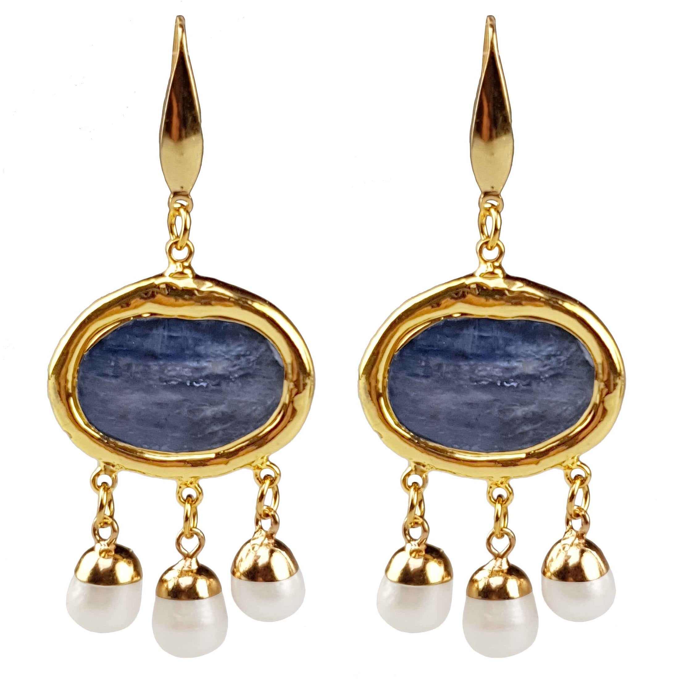 Witte zoetwater parel oorbellen met blauwe edelsteen kyaniet en goud edelstaal | Editha Blue