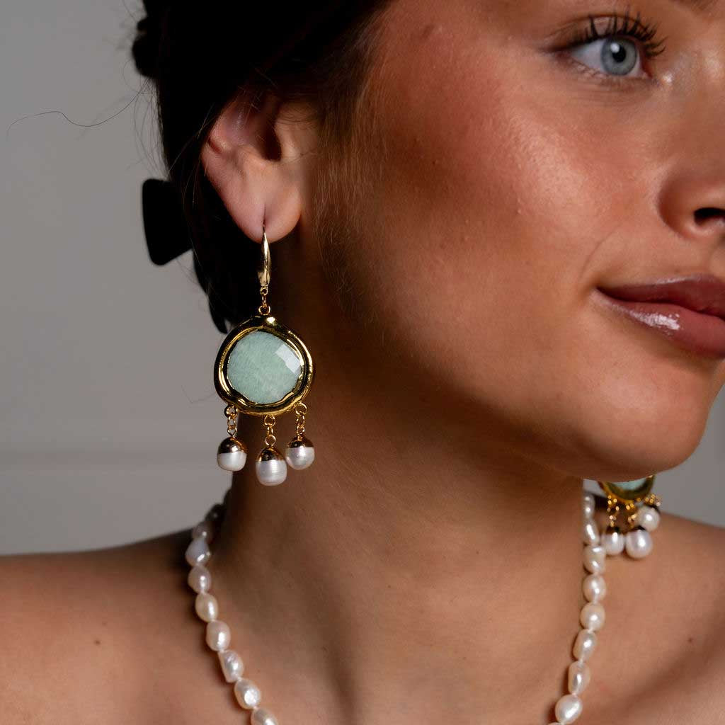 Witte zoetwater parel oorbellen met groene edelsteen amazoniet en goud edelstaal op model detail vooraanzicht | Editha Green