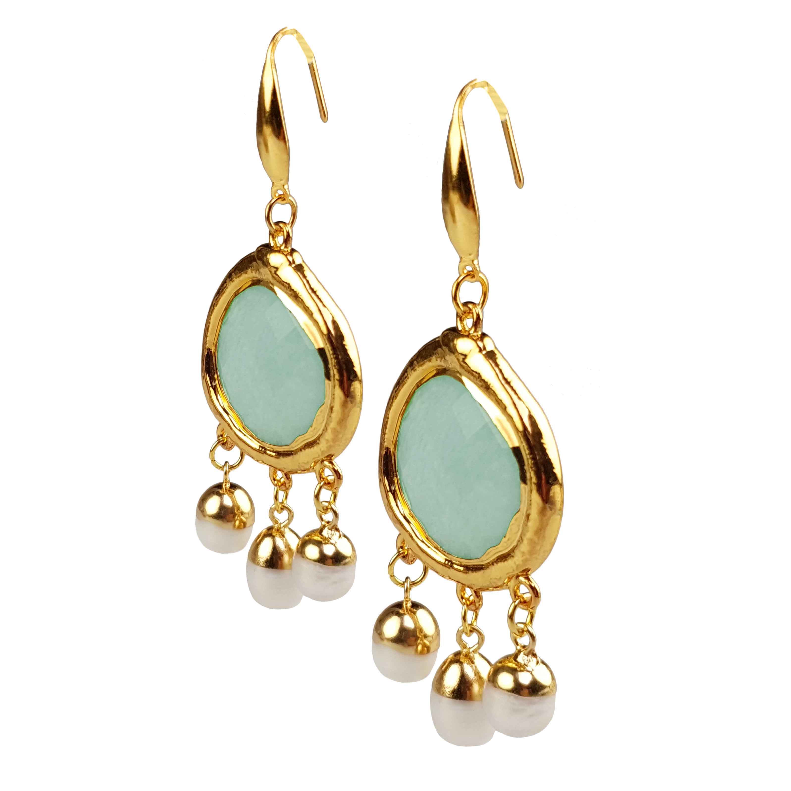 Witte zoetwater parel oorbellen met groenen edelsteen amazoniet en goud edelstaal zijaanzicht | Editha Green