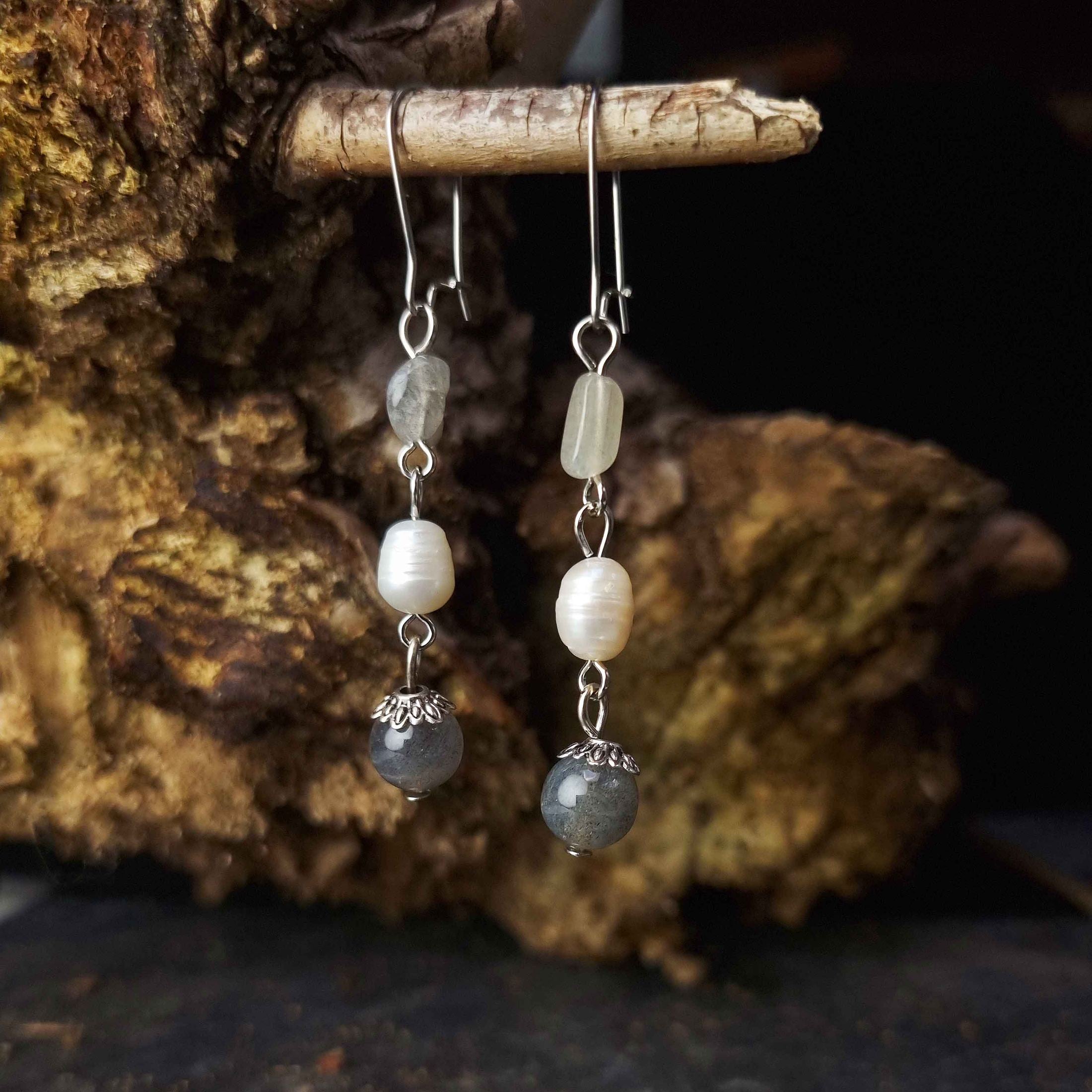 Zoetwater parel oorbellen met labradoriet en edelstaal hangend aan tak | Lalita Labradorite