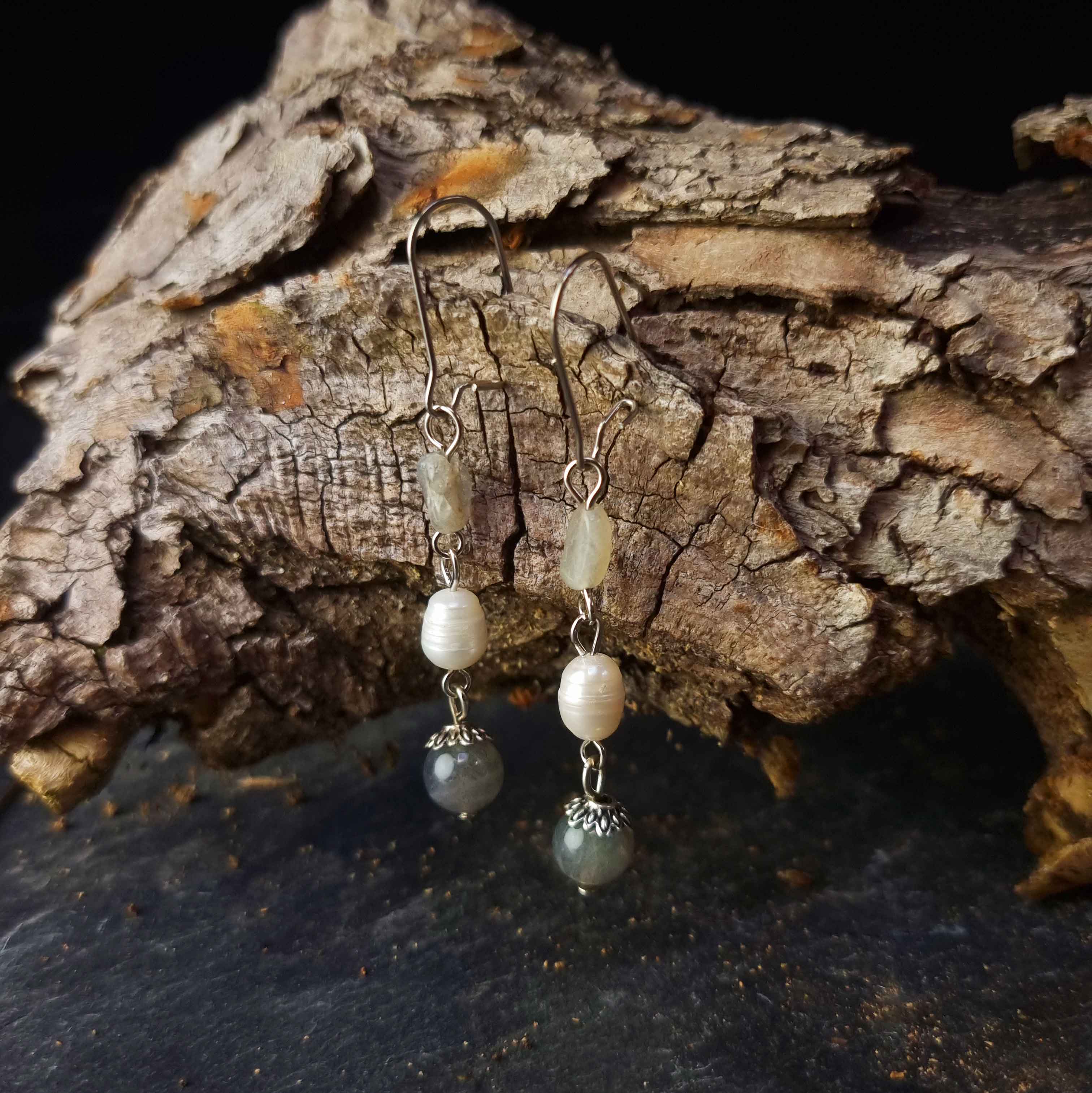 Zoetwater parel oorbellen met labradoriet en edelstaal hangend aan schors | Lalita Labradorite