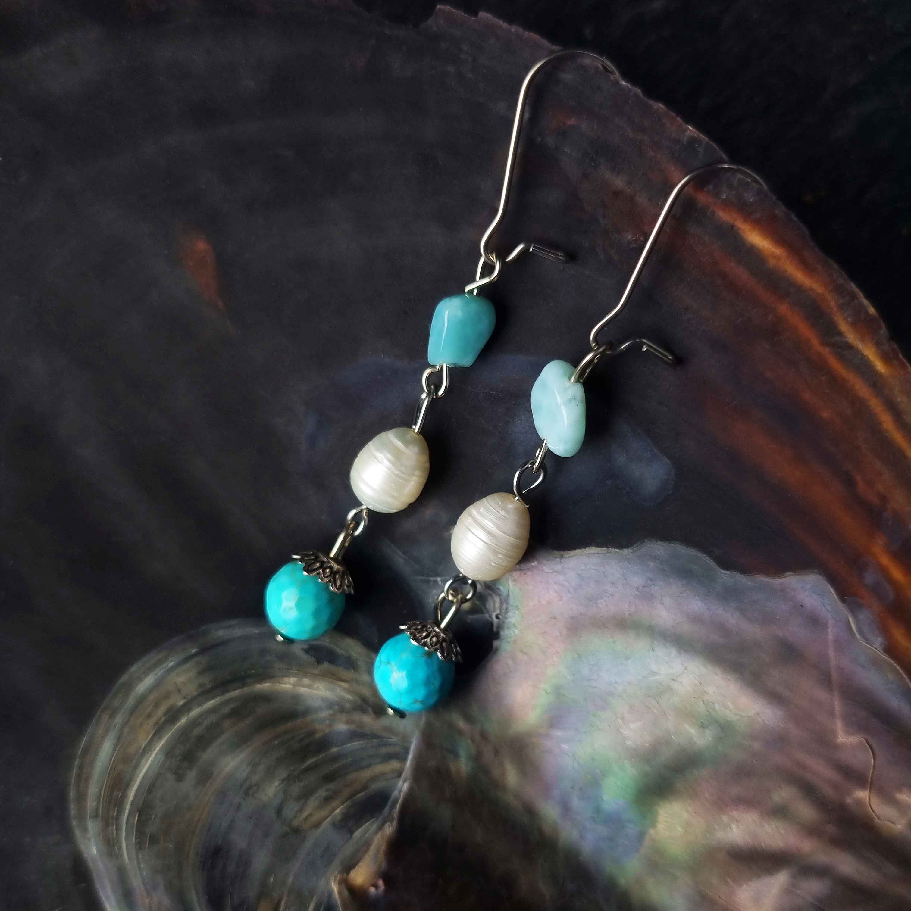 Zoetwater parel oorbellen met witte parels, blauwe edelsteen larimar en zilver edelstaal liggend in schelp | Oorbellen Lalita Larimar