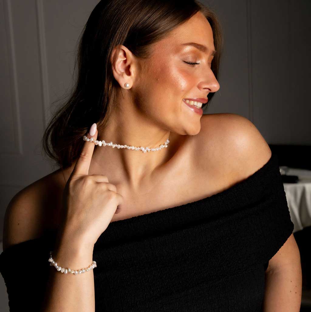 Witte zoetwater parel set bestaande uit een witte parelketting en wit parel armband met goud edelstalen slotje op model | Set Adalyn